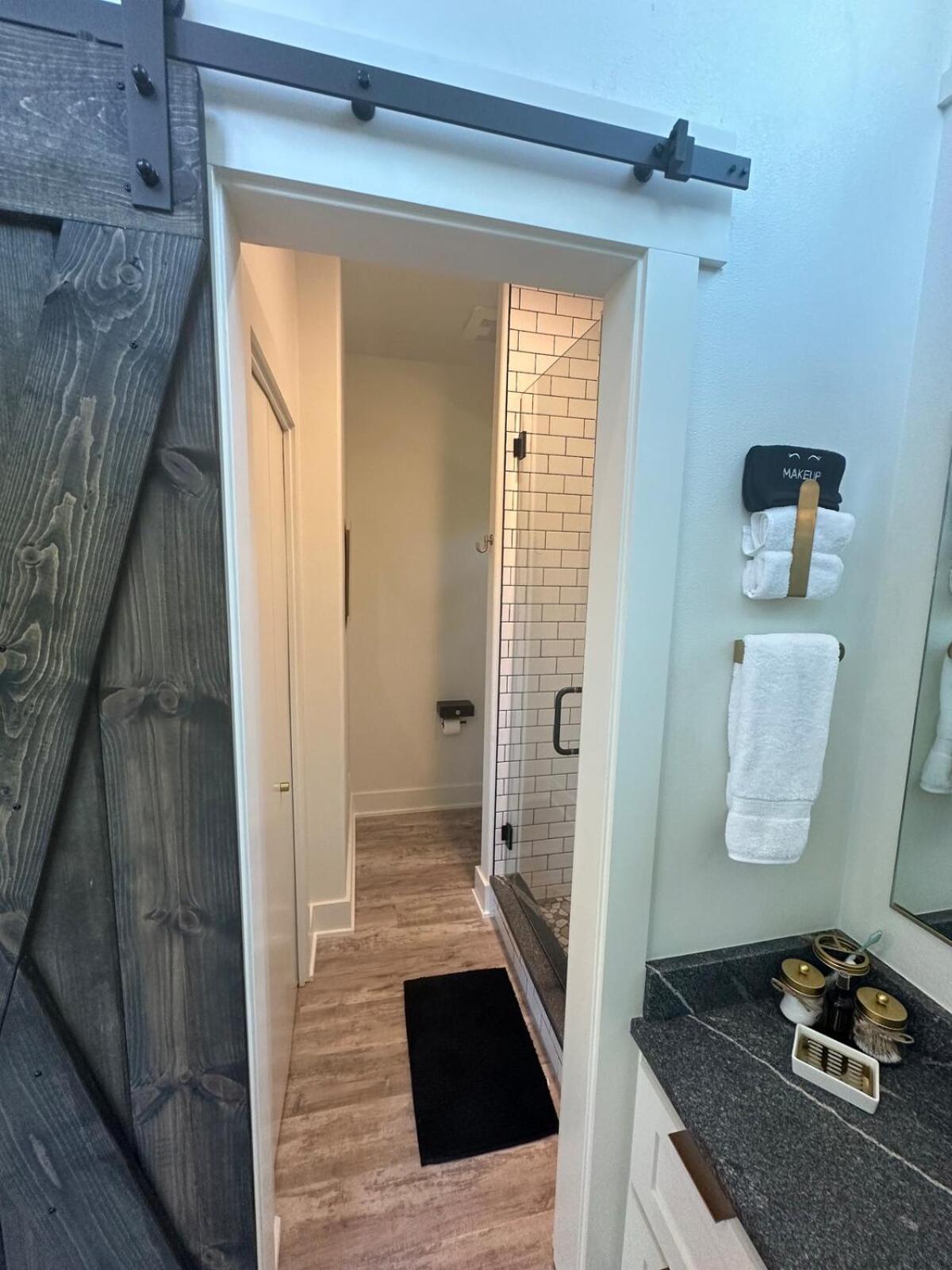Firefly1 - luxury treehouse, hot tub, lake access