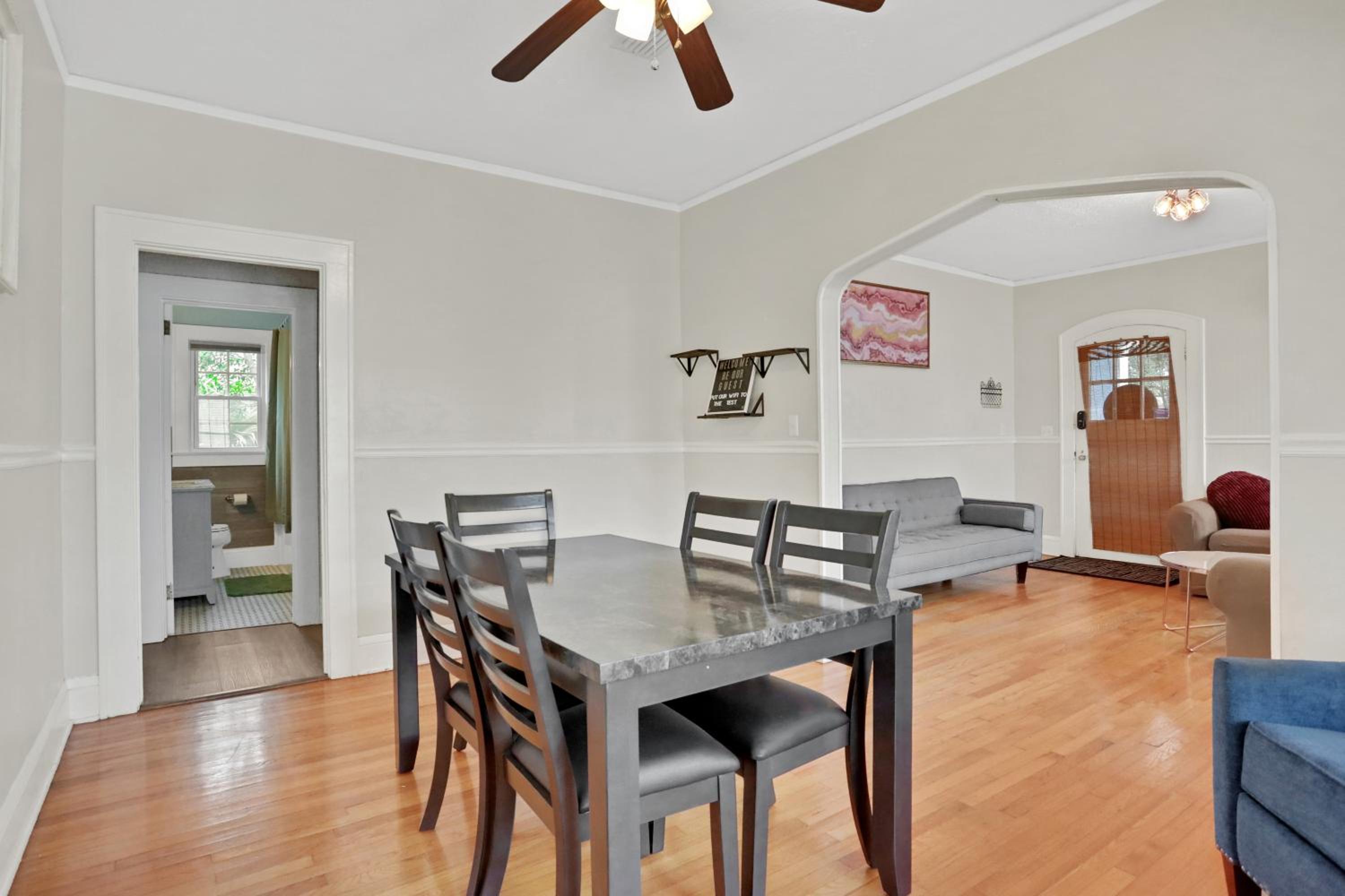 Entire house in Avondale, walking distance to shops and restaurants