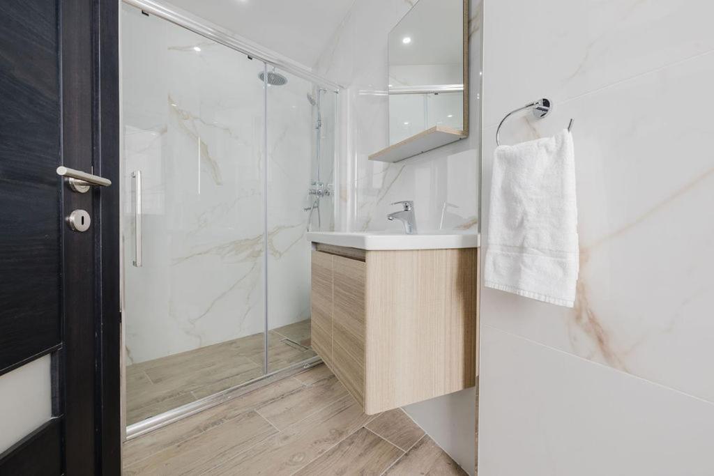 Seabreeze Apartments flat 1 w jacuzzi by Homely! photo 3