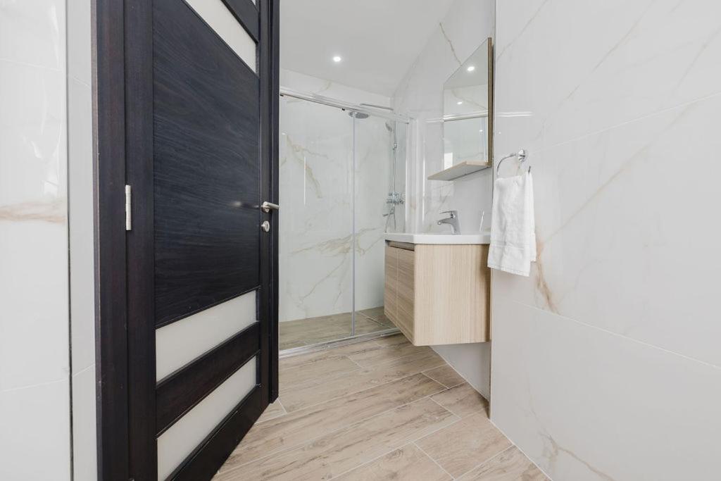 Seabreeze Apartments flat 1 w jacuzzi by Homely! photo 4