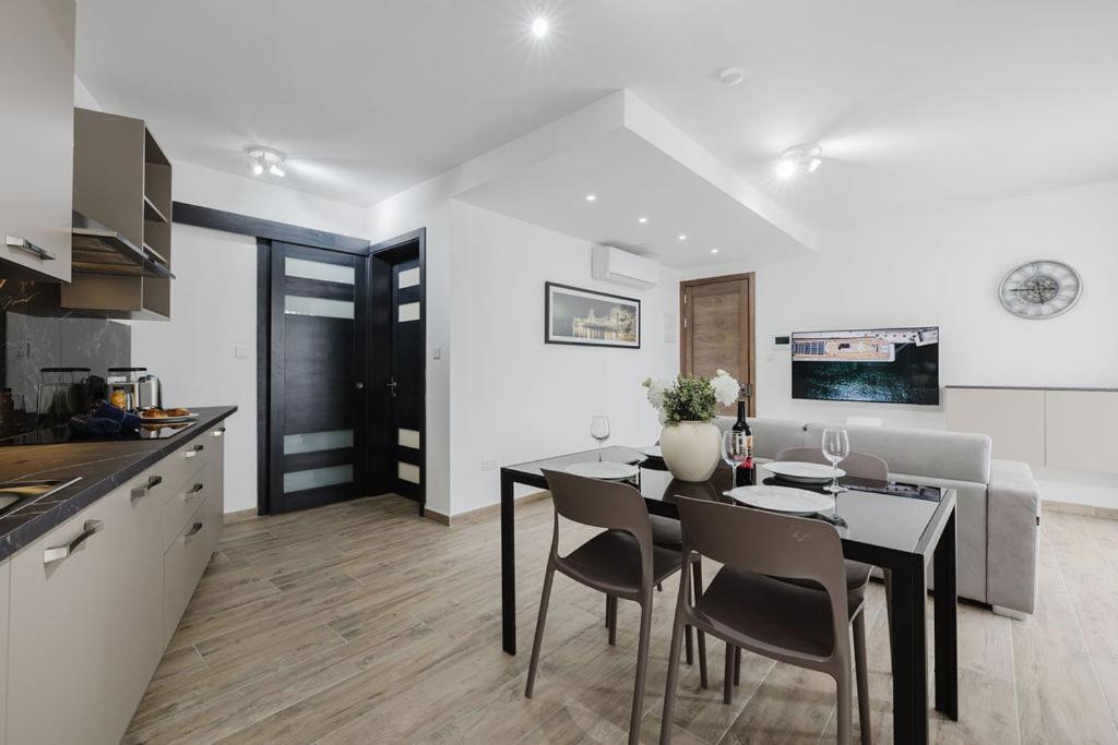 Seabreeze Apartments flat 1 w jacuzzi by Homely! photo 2