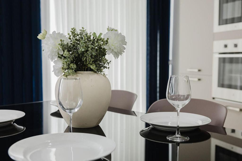 Seabreeze Apartments flat 1 w jacuzzi by Homely! photo 5
