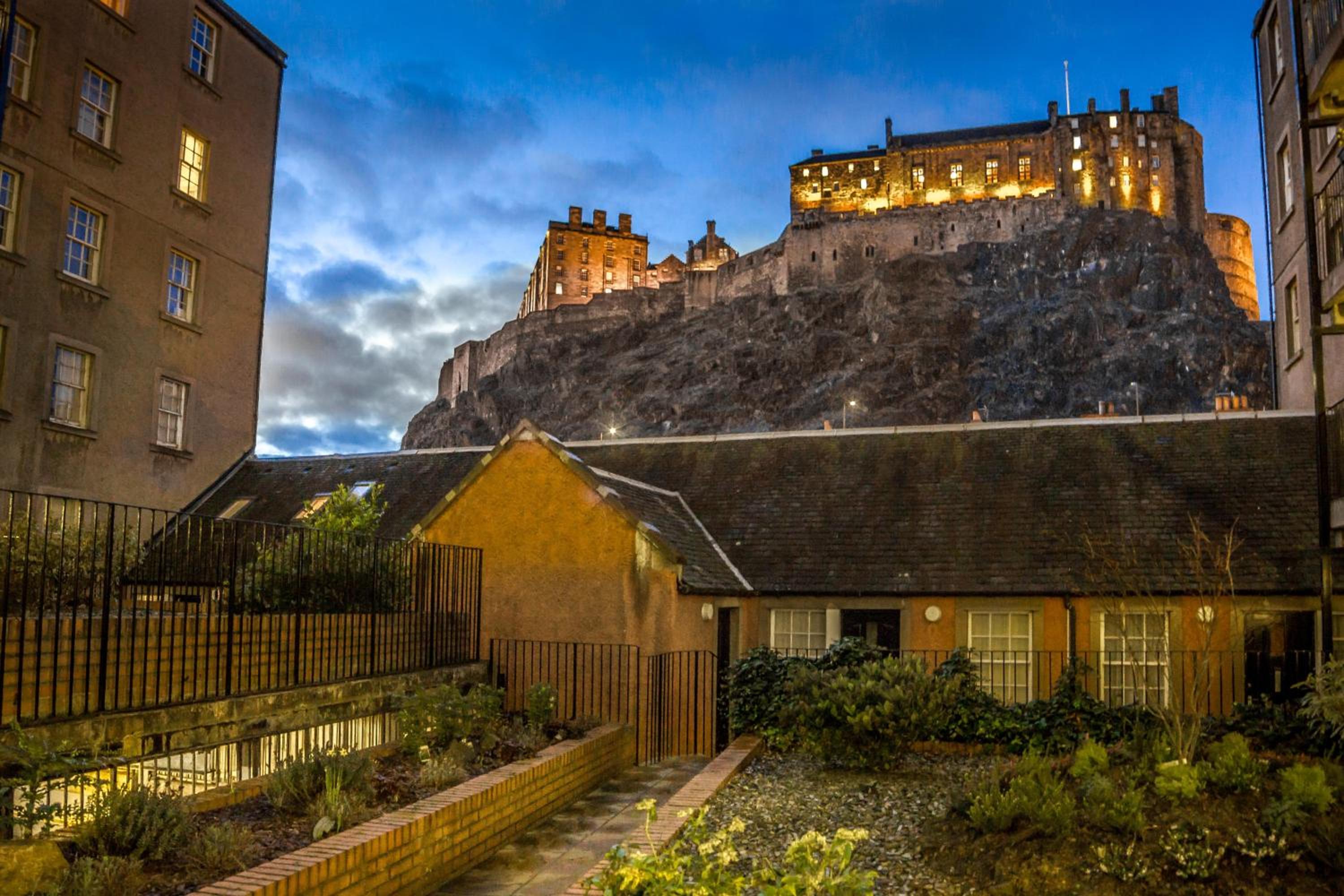 Castle view&Grassmarket studio flat with Luxury bathroom view 2