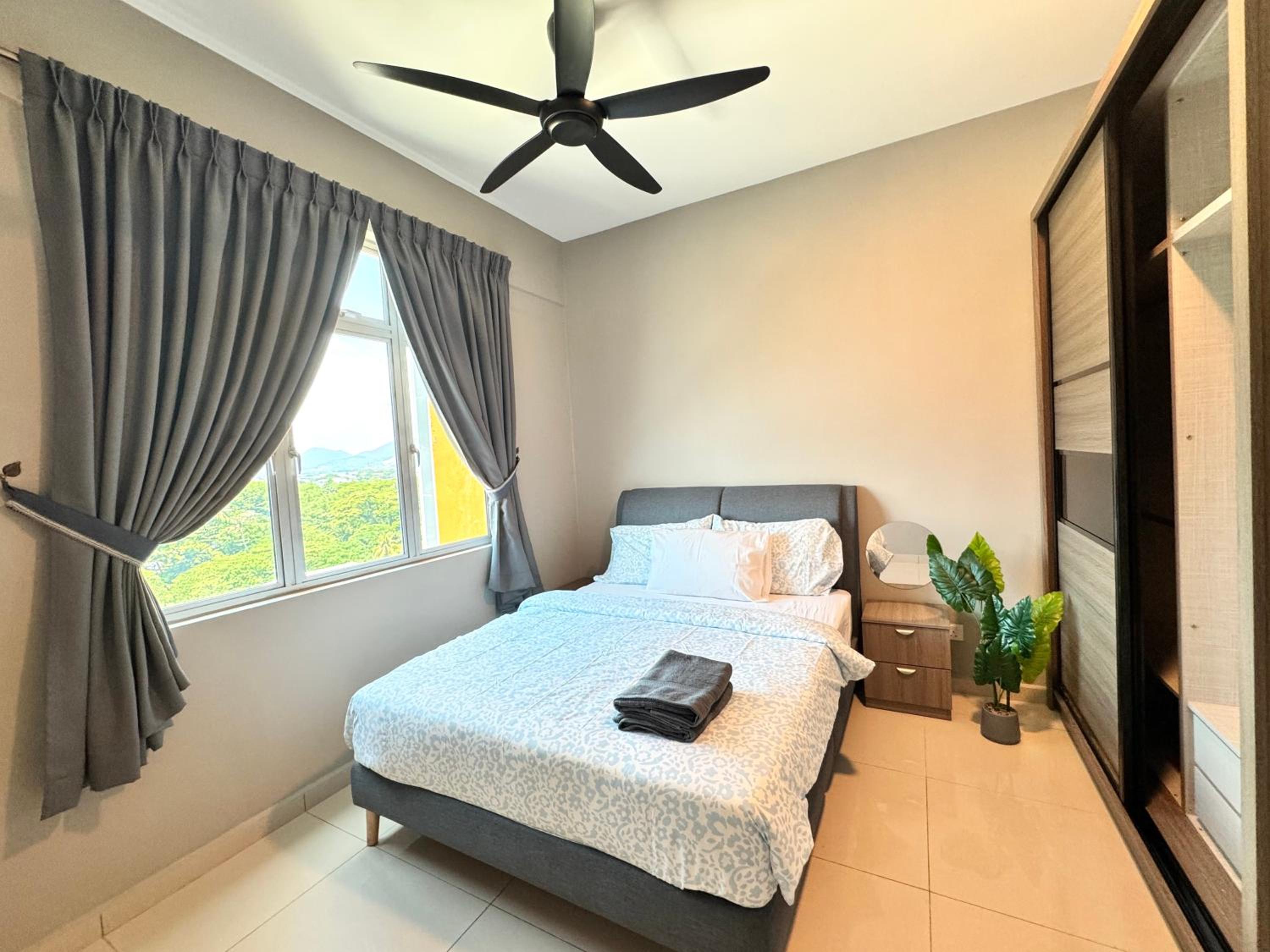 The Paloh Town Suites 4R2B with 2 carpark by IWH Suites