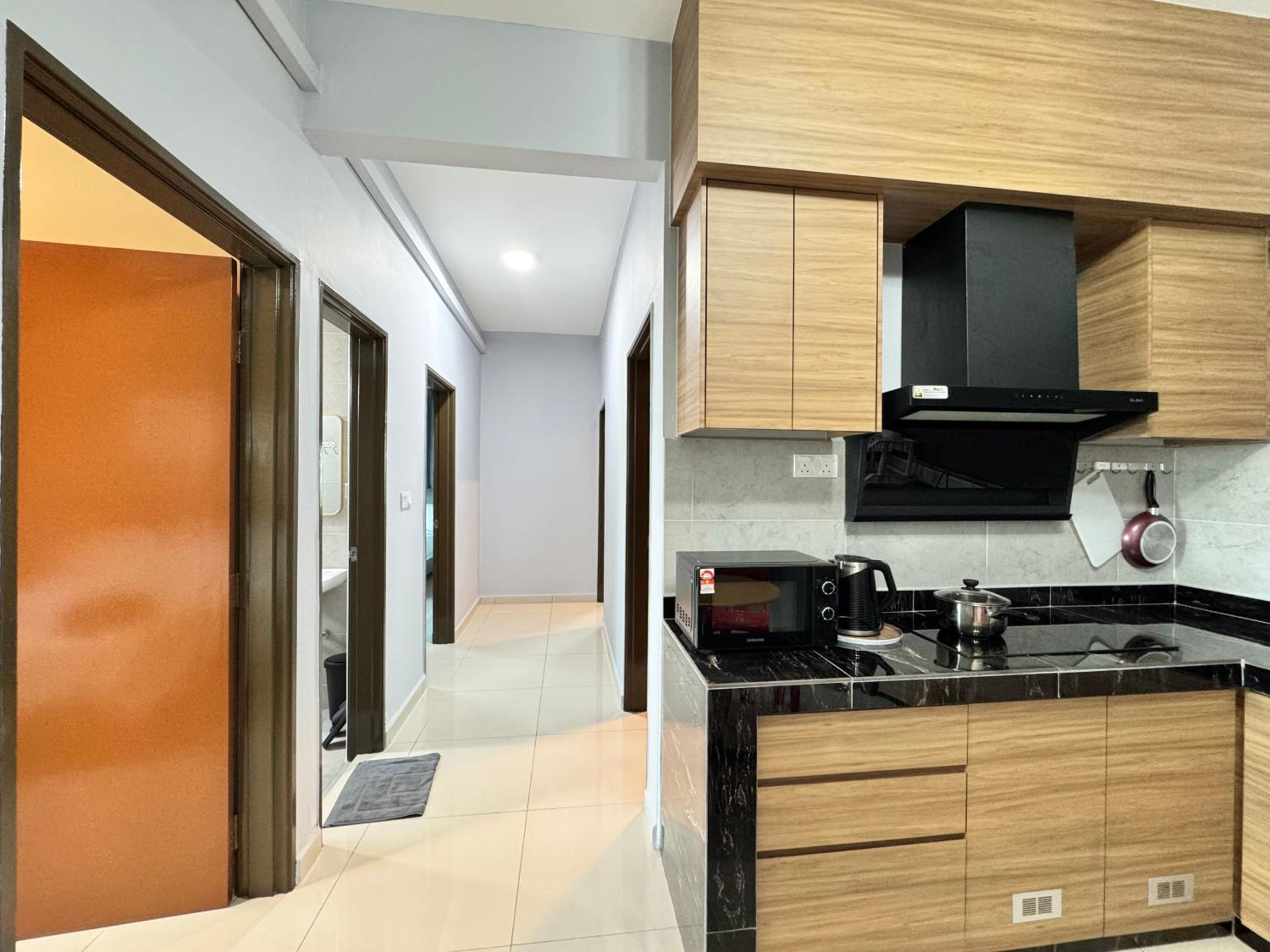 The Paloh Town Suites 4R2B with 2 carpark by IWH Suites