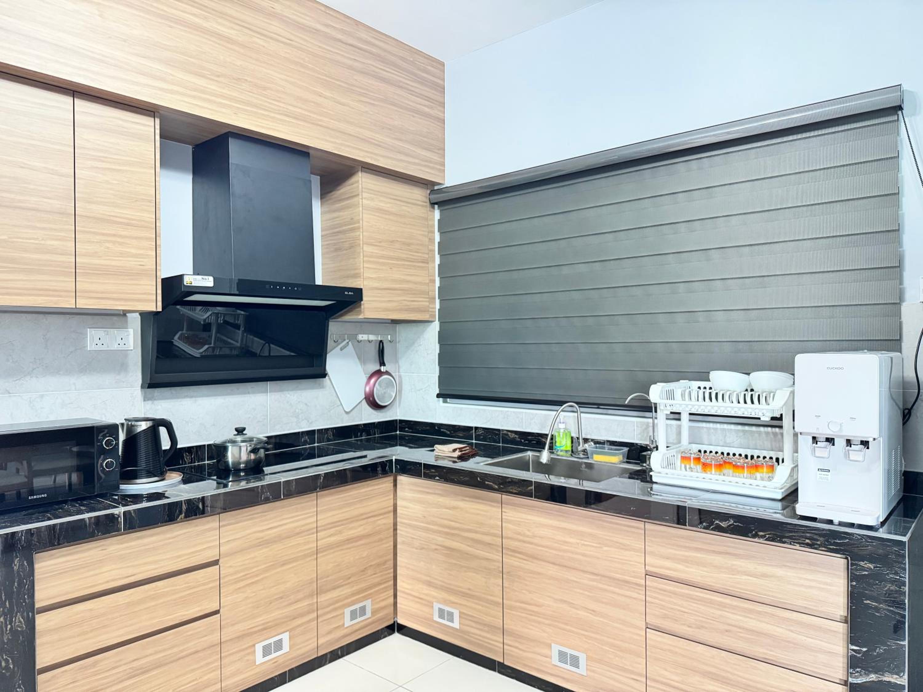 The Paloh Town Suites 4R2B with 2 carpark by IWH Suites