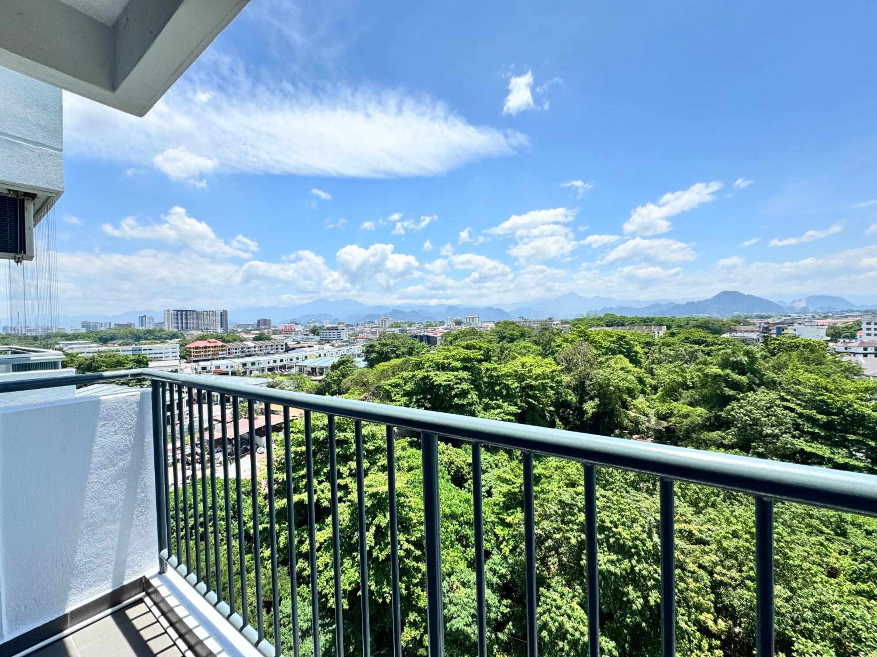 The Paloh Town Suites 4R2B with 2 carpark by IWH Suites