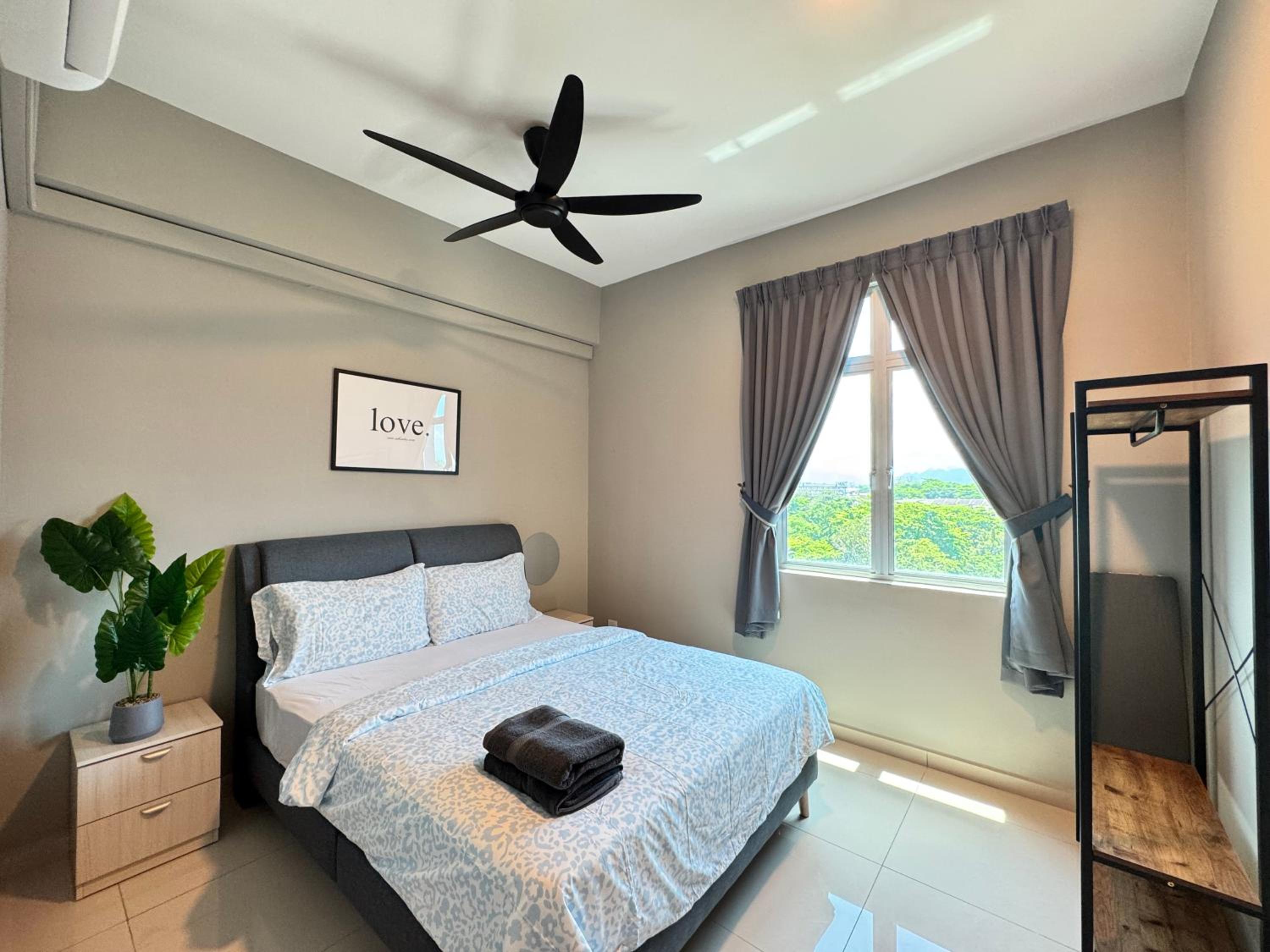 The Paloh Town Suites 4R2B with 2 carpark by IWH Suites