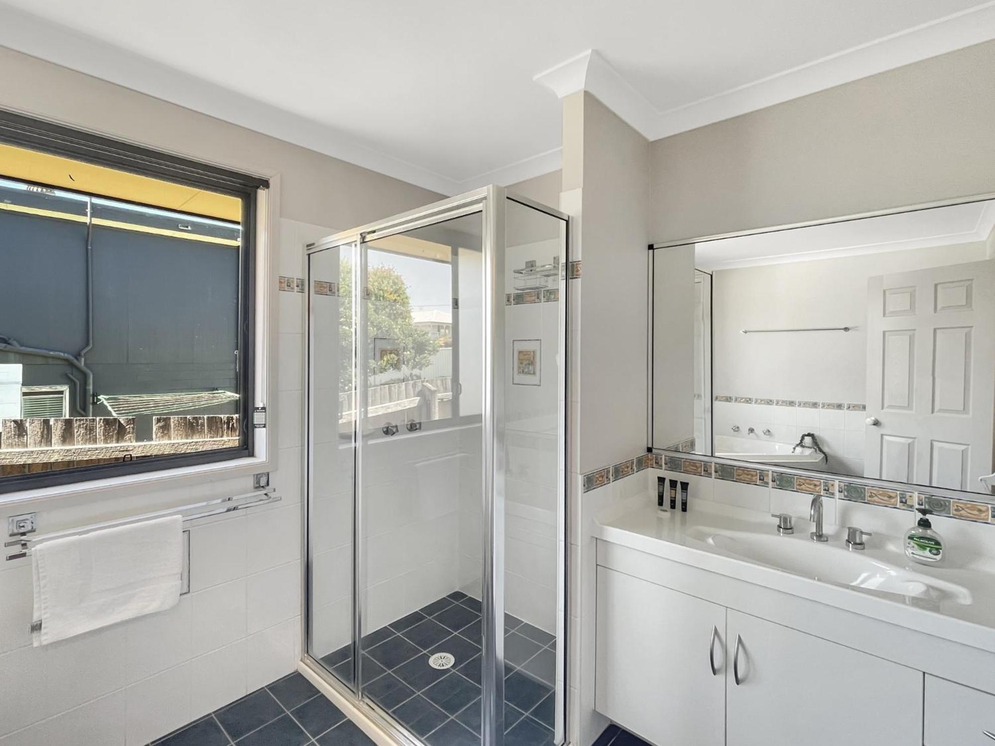 Our Haven: 4-Bed Escape Near Beach & Mogo Trails