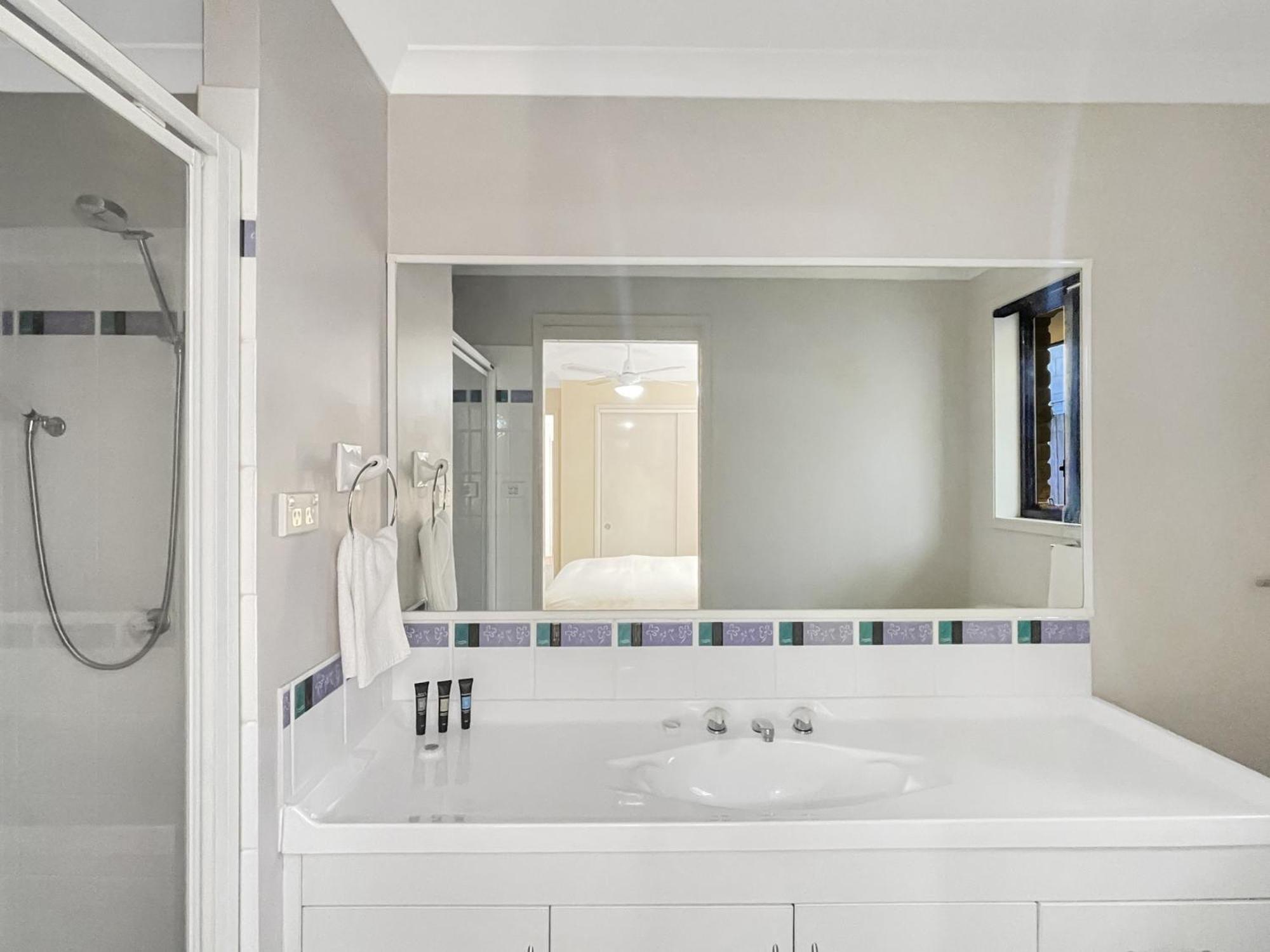 Our Haven: 4-Bed Escape Near Beach & Mogo Trails