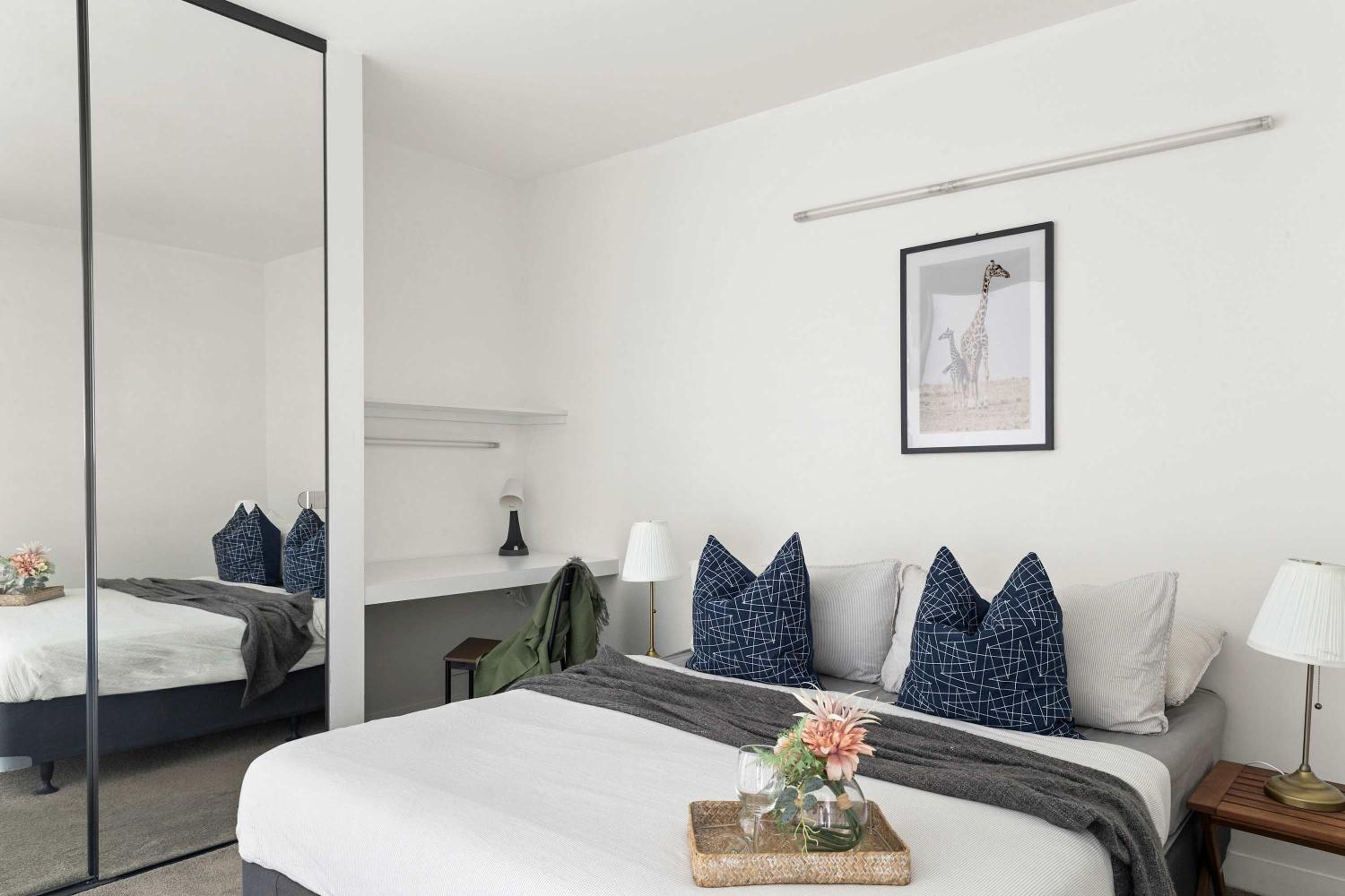 Cozy 2BR Apt Steps from Melb Central with Parking