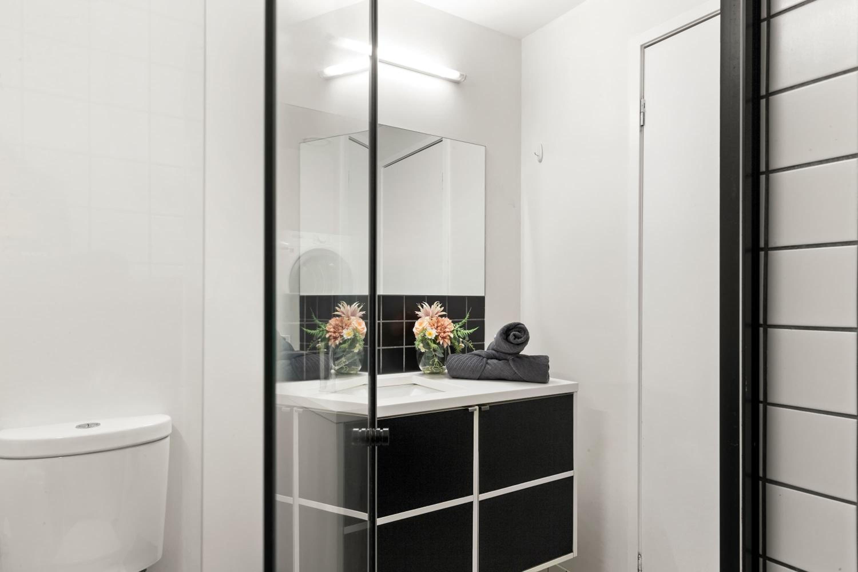 Cozy 2BR Apt Steps from Melb Central with Parking