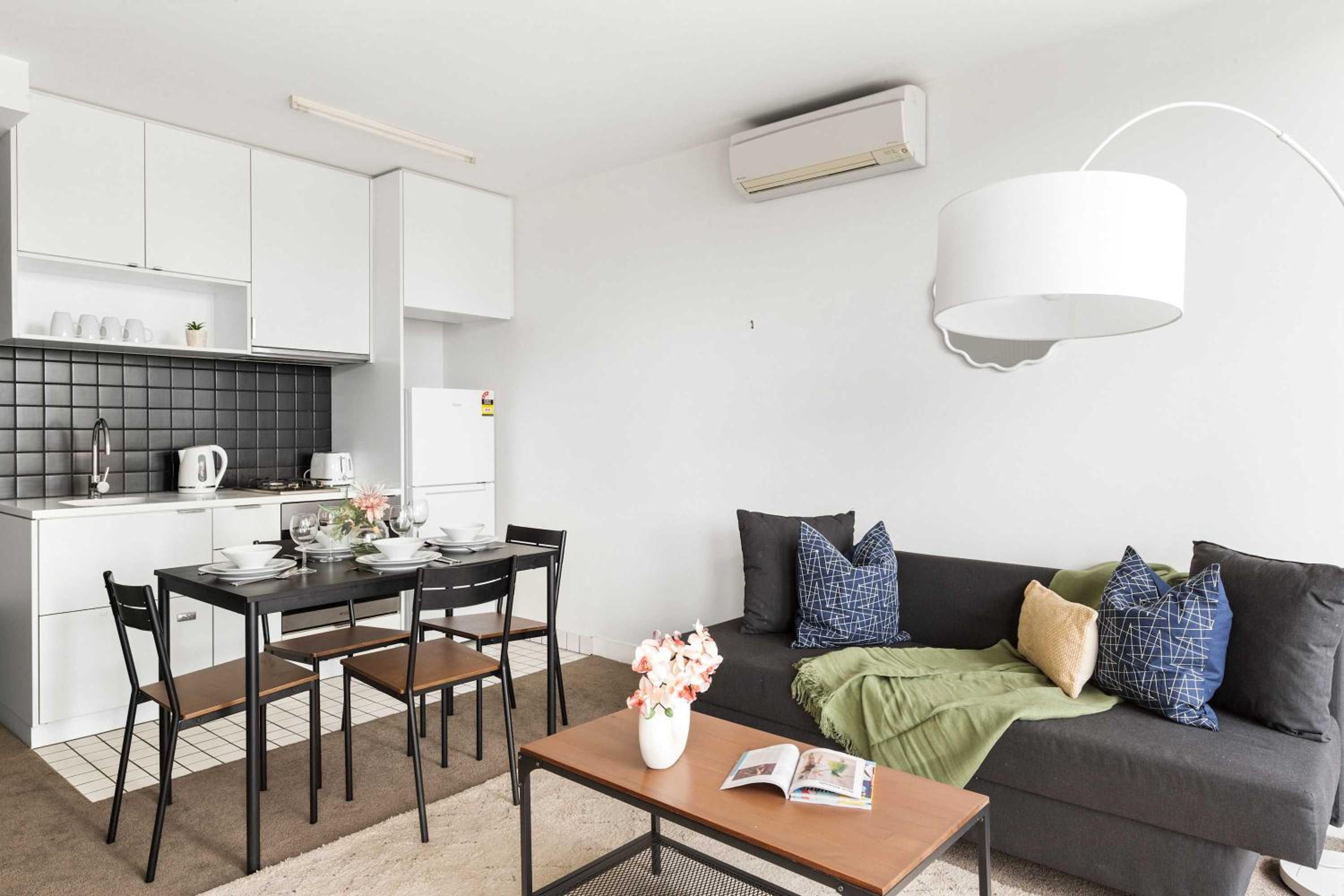 Cozy 2BR Apt Steps from Melb Central with Parking