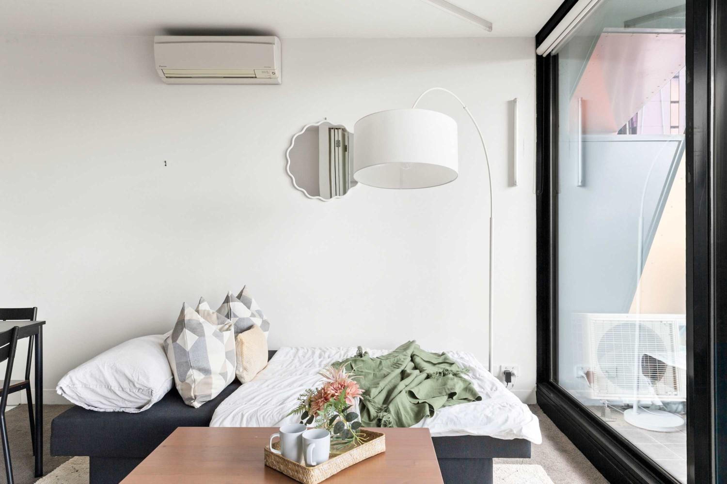 Cozy 2BR Apt Steps from Melb Central with Parking