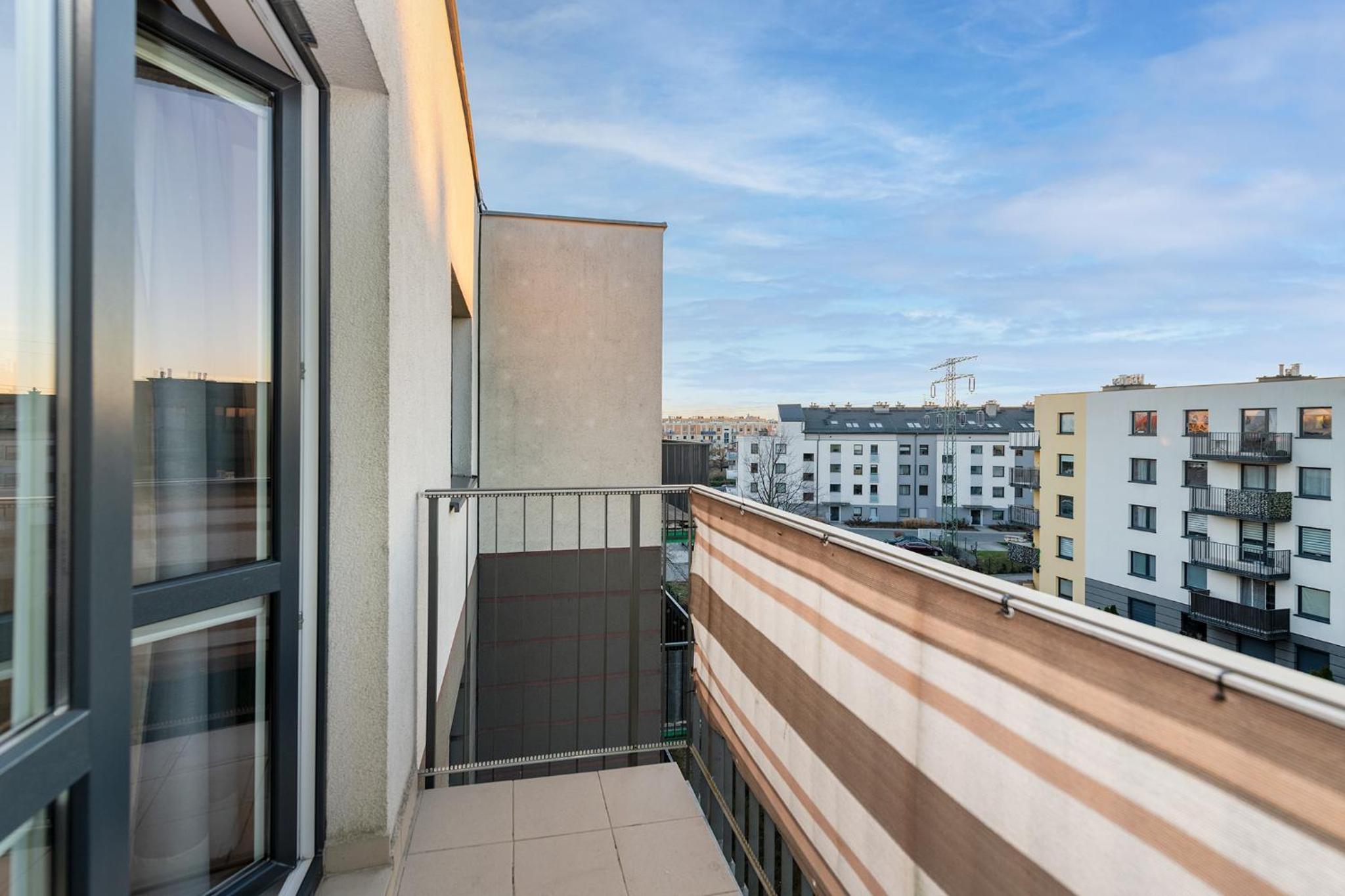 Cozy Corner: apartment with WiFi and Private Balcony