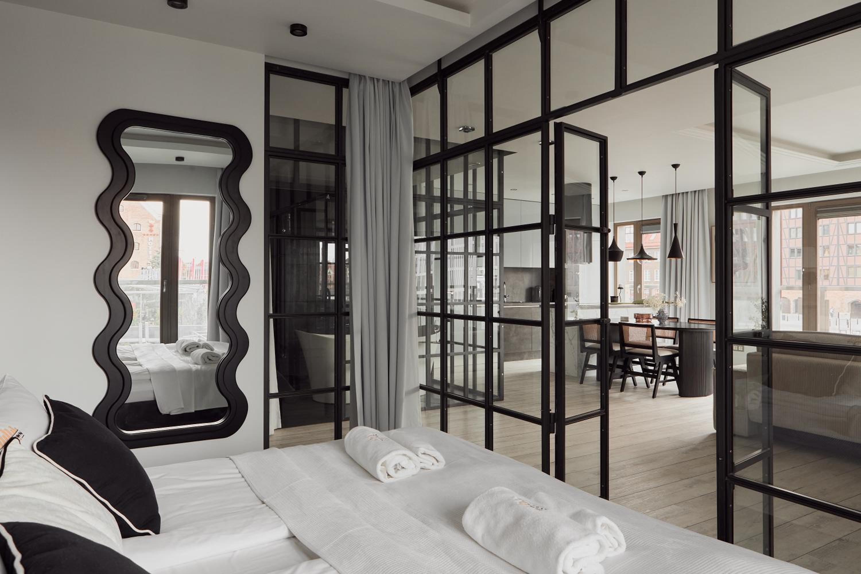 Waterlane River View Premium SPA, Pool & Gym by Downtown Apartments