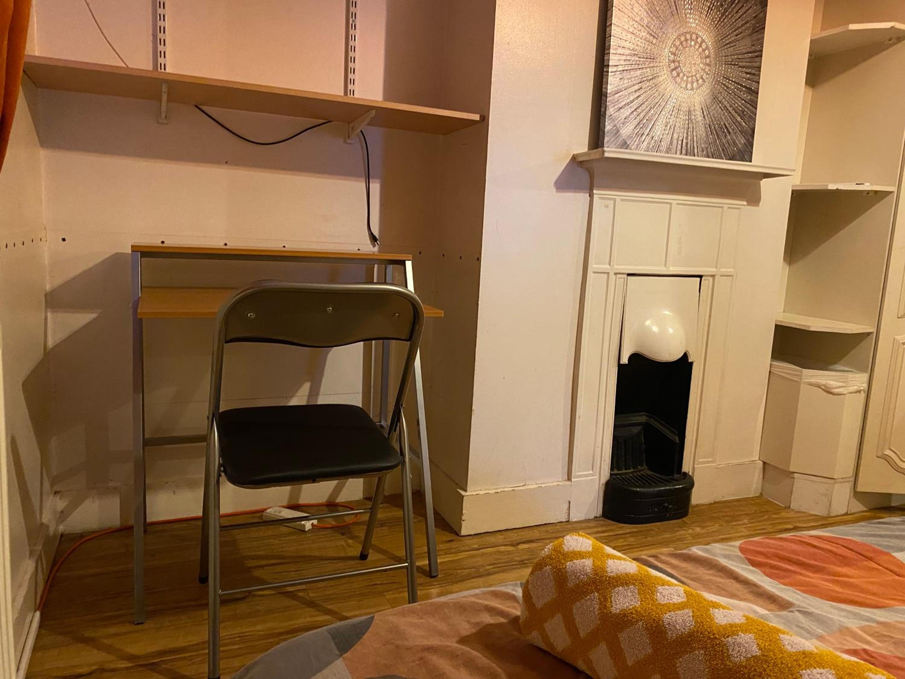 Single Bedroom in house, ideal for solo travellers work stays or visiting family locally