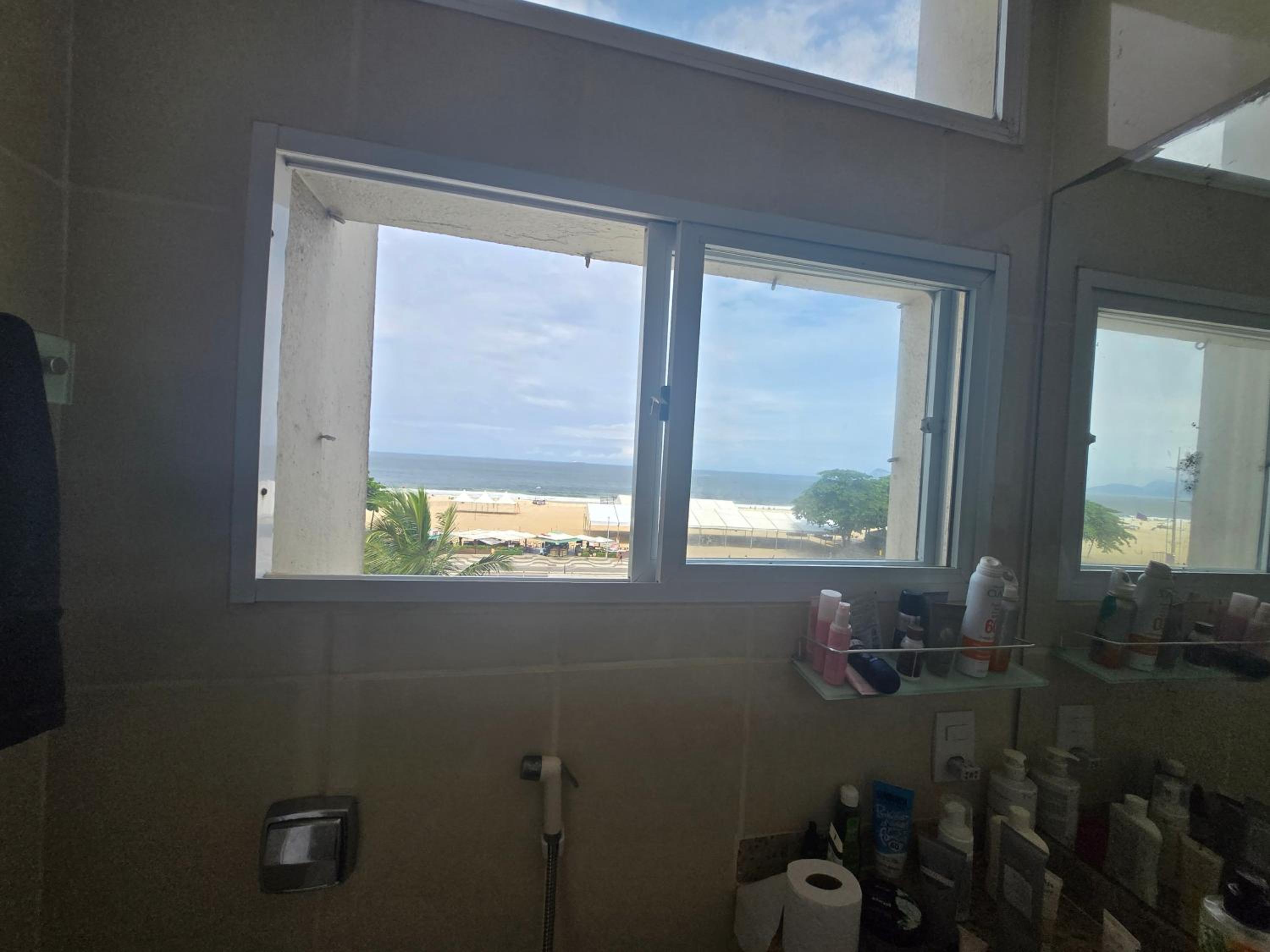 Apartamento espaçoso com vista mar Copacabana