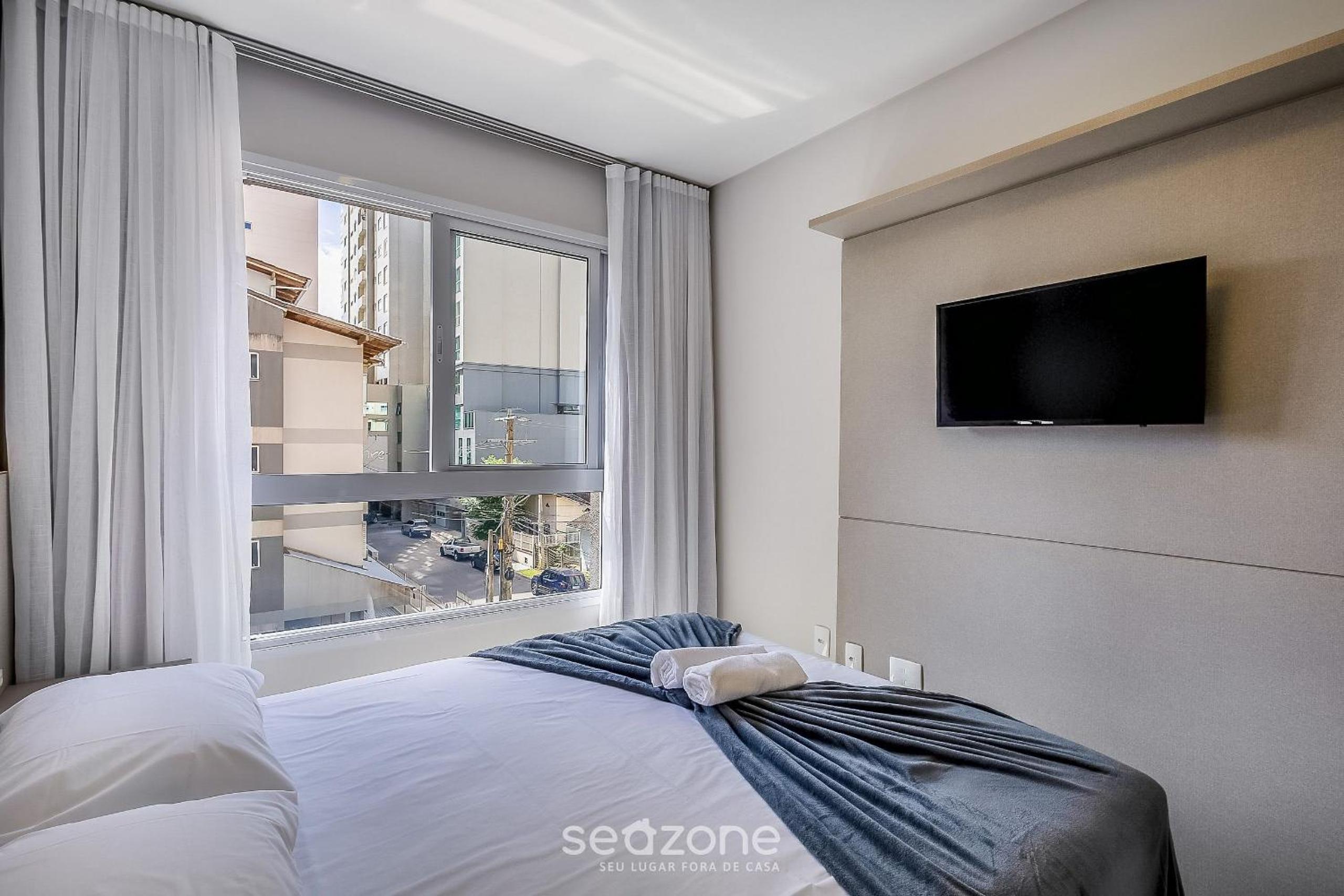 Modern 3BR apt near the beach EMA0201