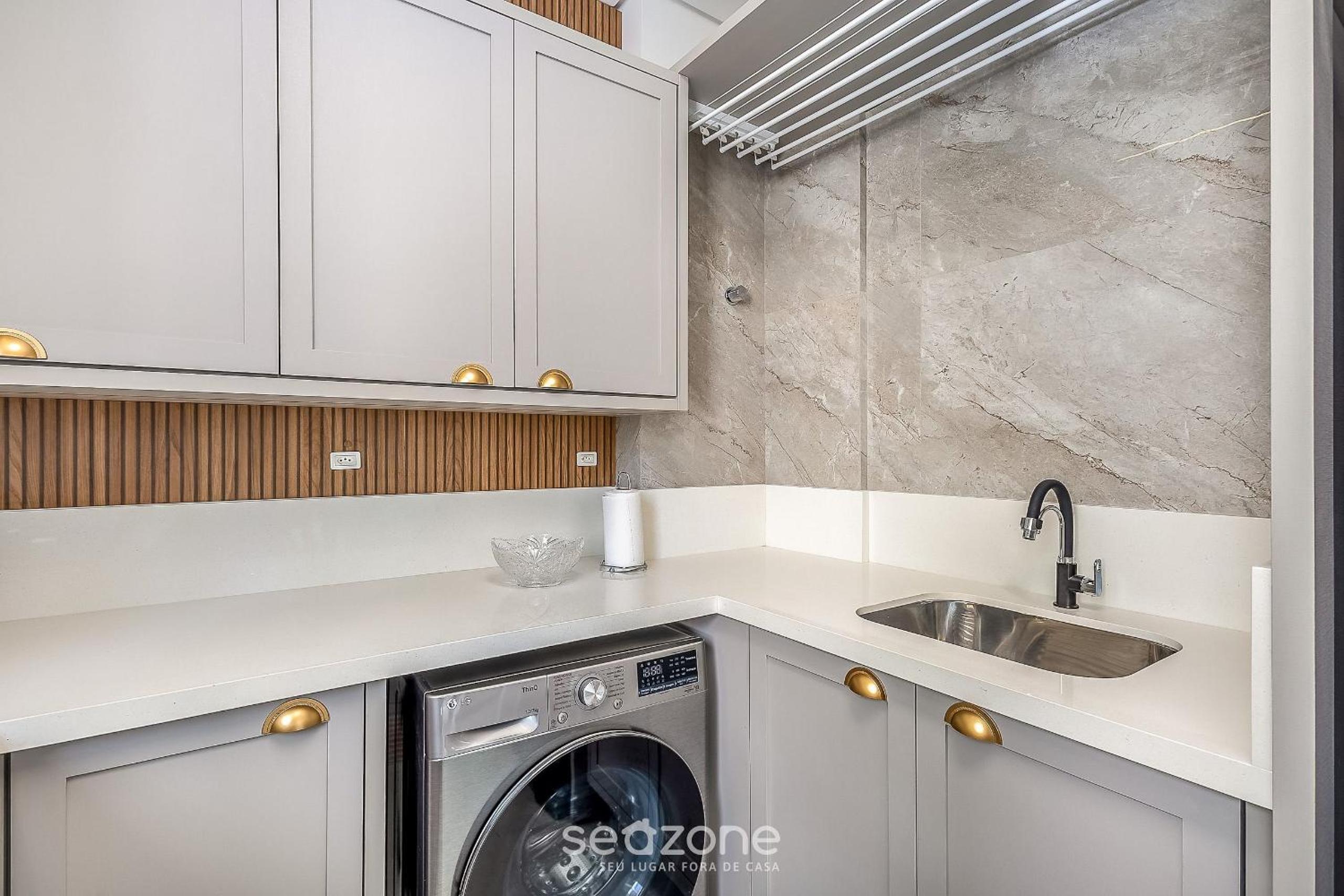 Modern 3BR apt near the beach EMA0201