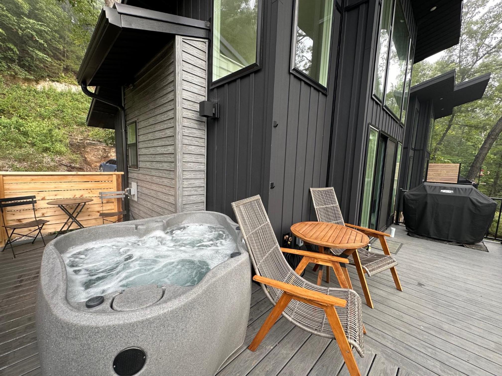Firefly2 - luxury lakeside treehouse with hot tub