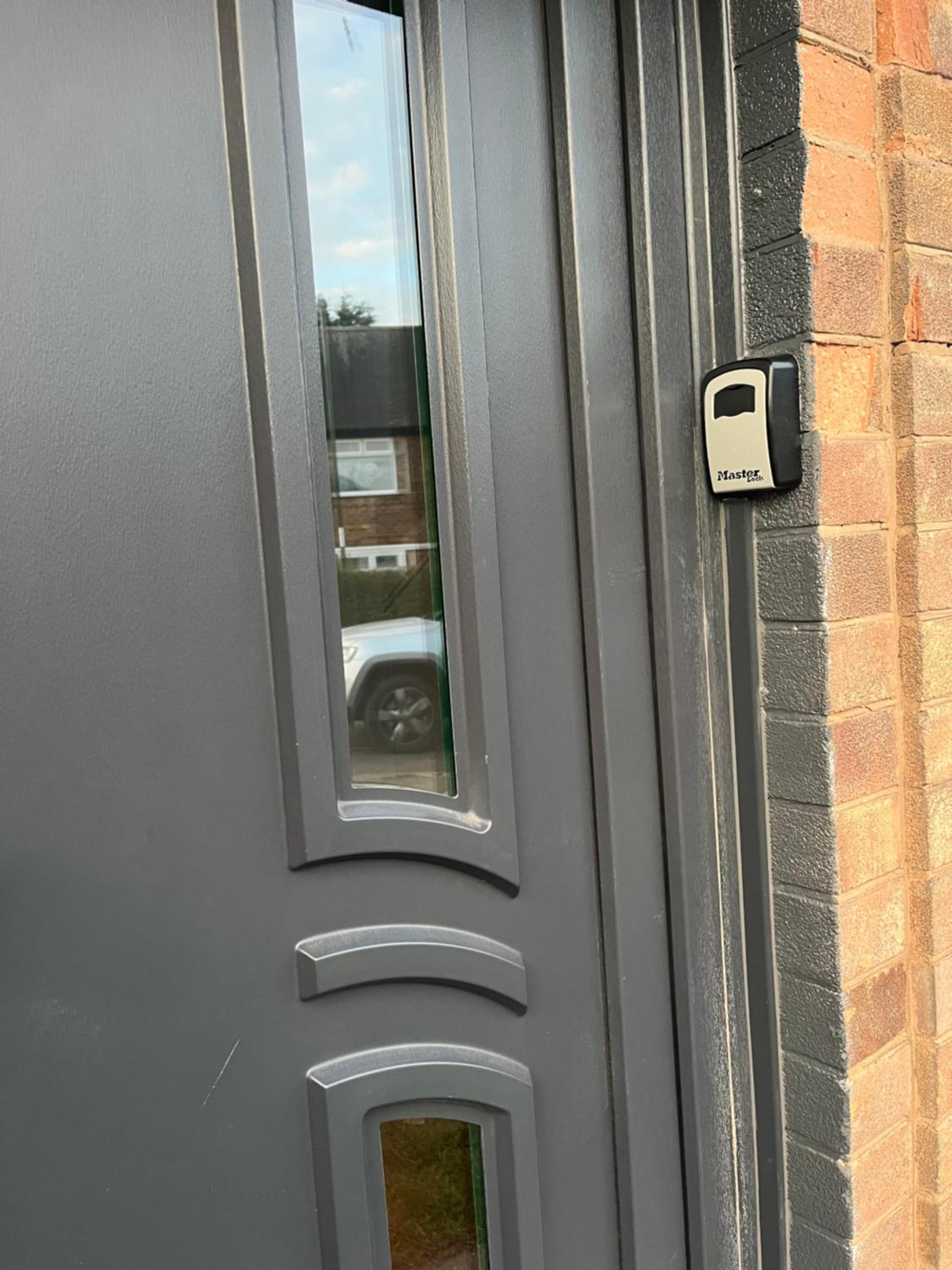 Located in the peaceful NG8 Wollaton , Perfect for Business Trips & Family Holidays or working proffesionals-long term deals, M1 Nearby , Free Parking , Pr