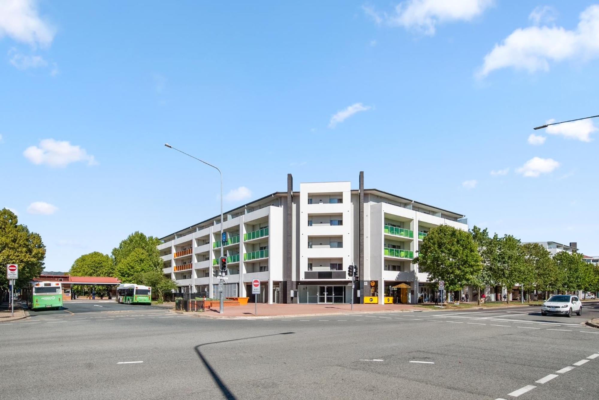 Bright 1-Bed Apartment with Balcony