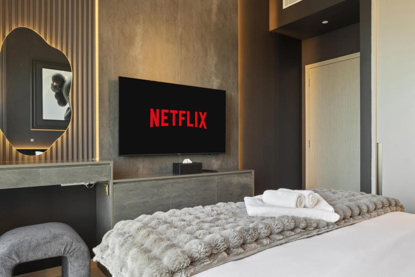 Luxury 1-Bedroom, High-Floor, Skyline Views