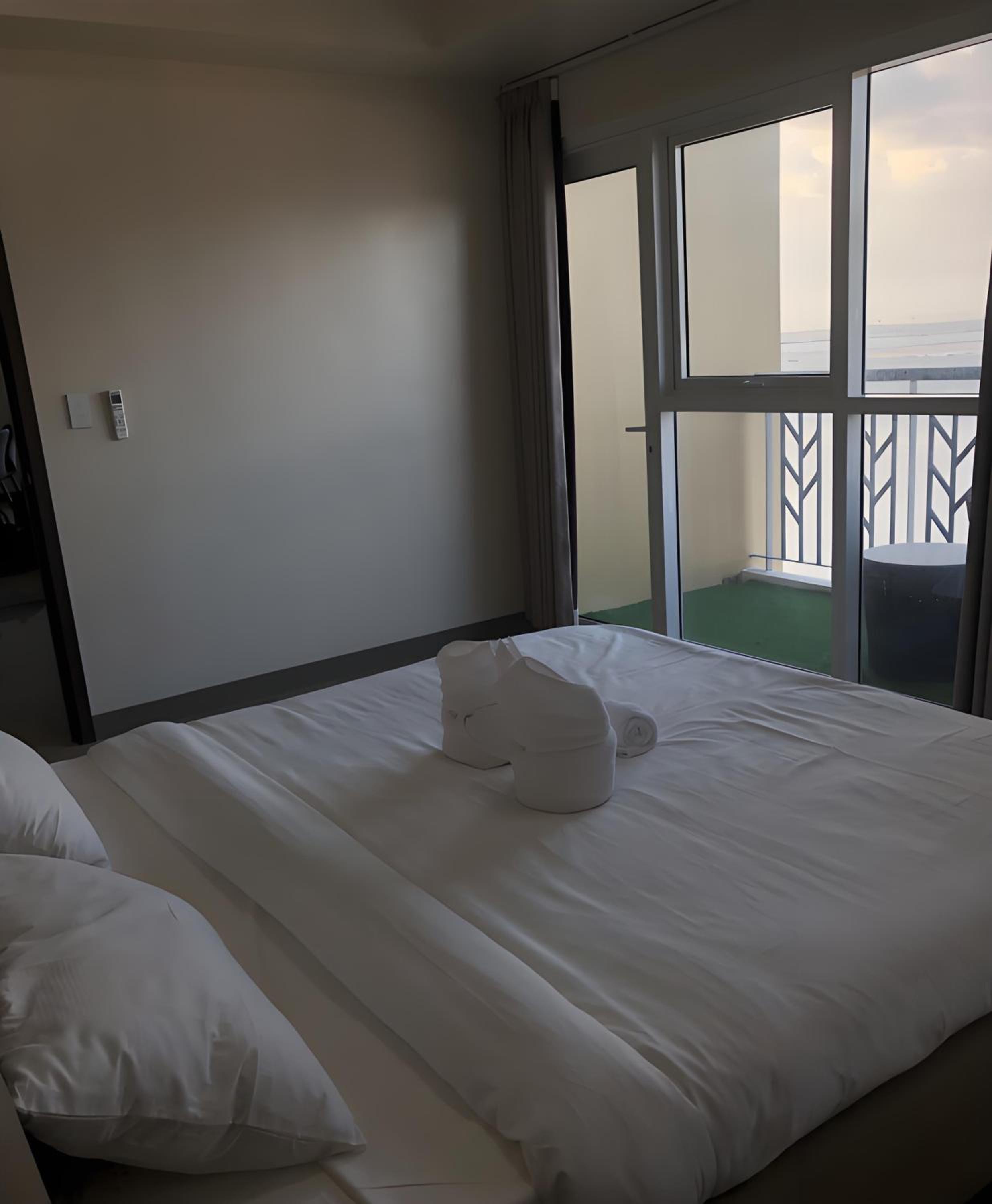 175 Sqm Luxurious Modern 3 Bedrooms Facing Manila Bay Sunset, Airports, Okada, Solaire, MOA