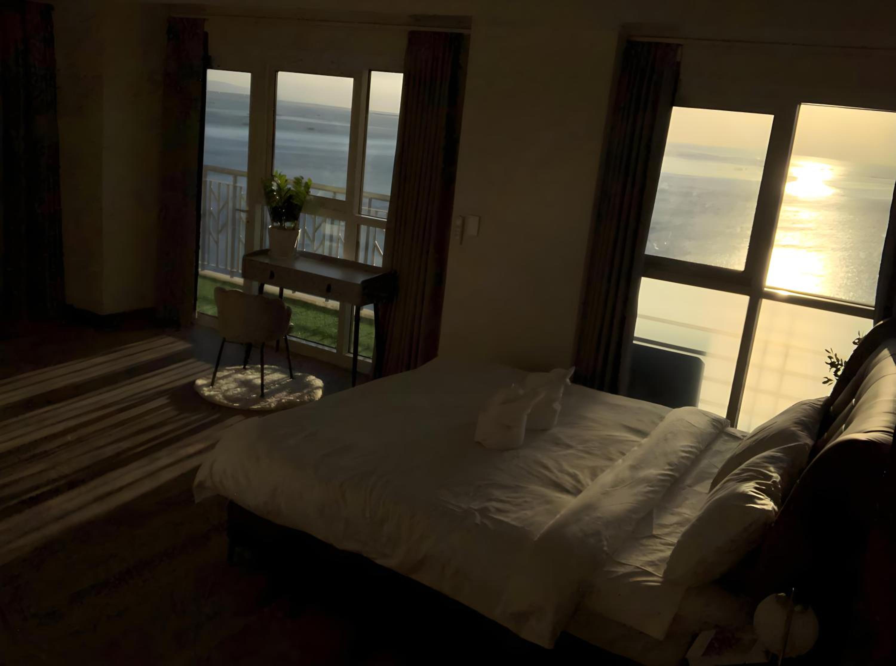 175 Sqm Luxurious Modern 3 Bedrooms Facing Manila Bay Sunset, Airports, Okada, Solaire, MOA