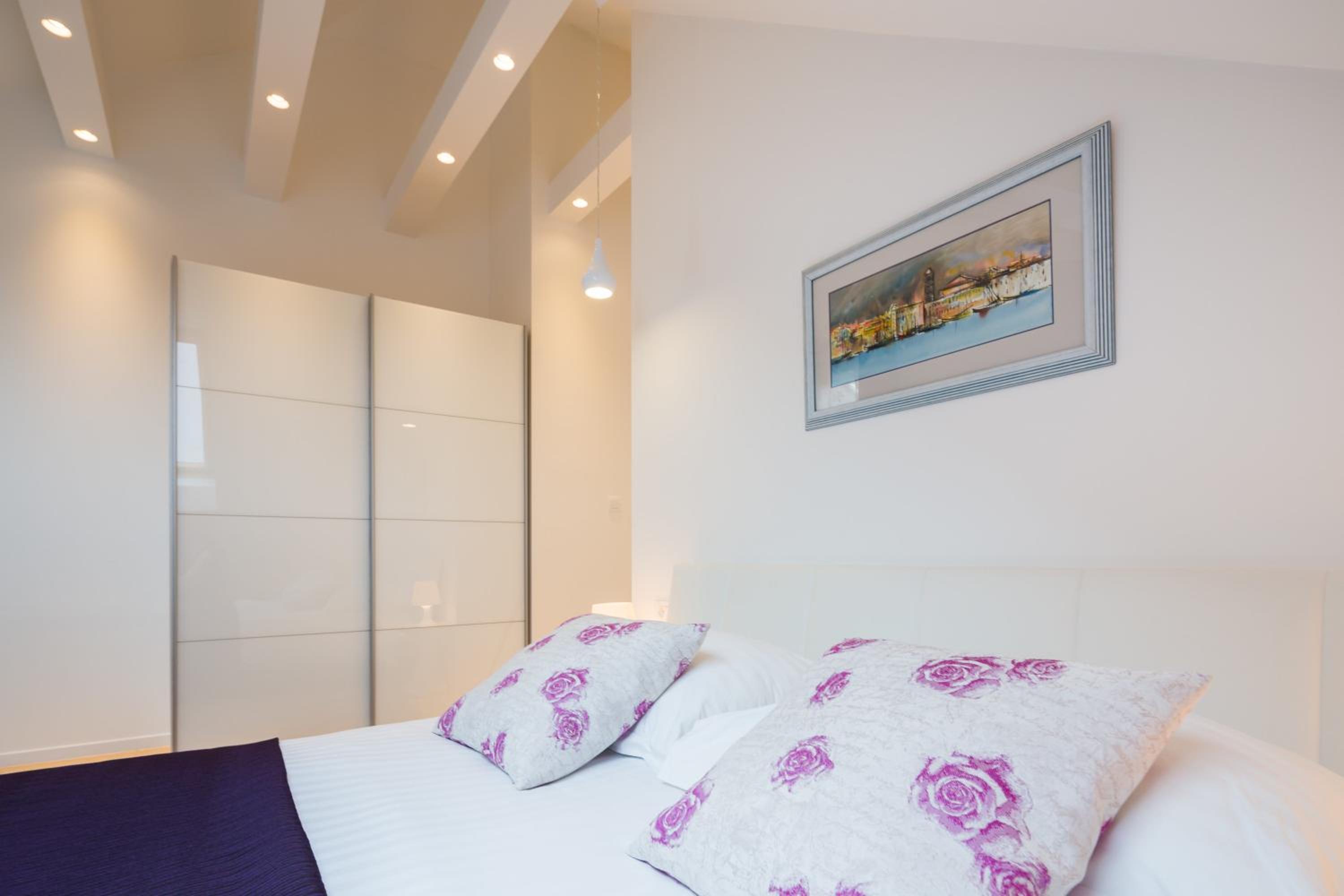 Laura Lux Suites