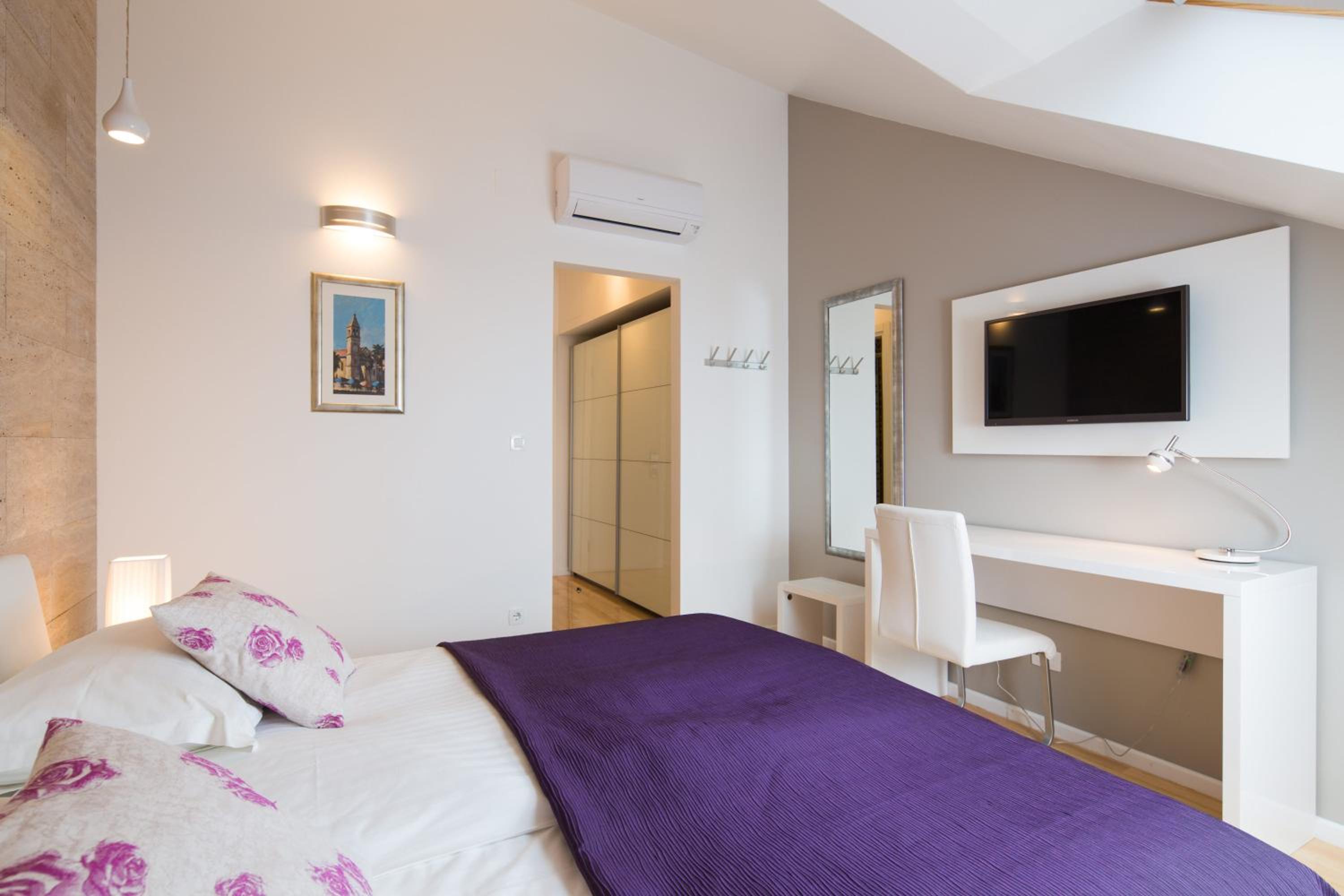 Laura Lux Suites