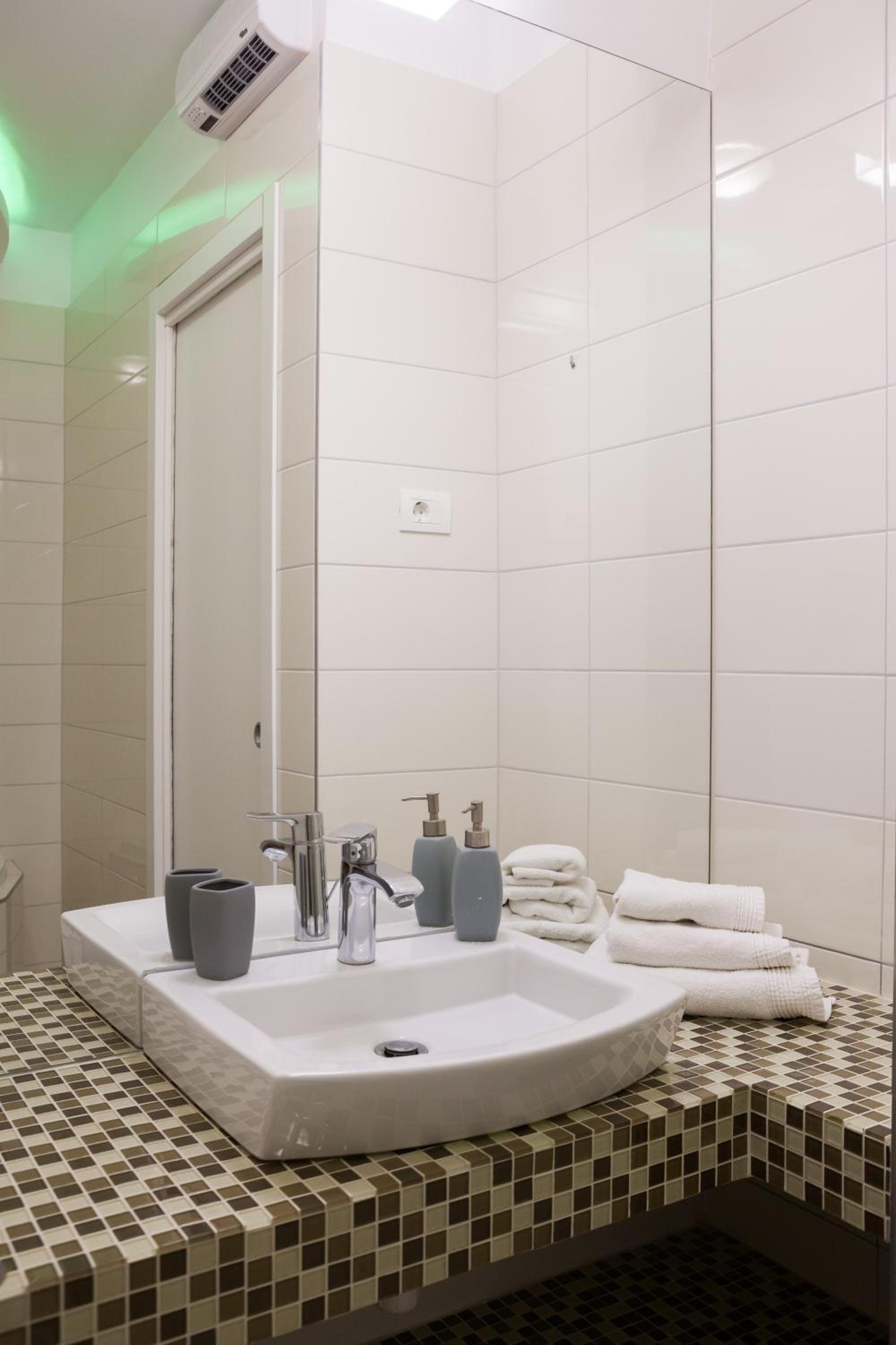 Laura Lux Suites