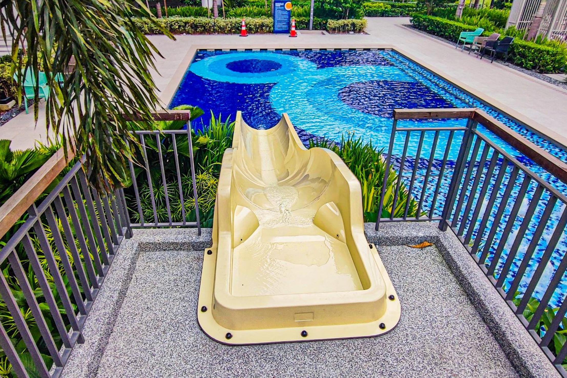 Luxury Pool at M-Luna by HCK