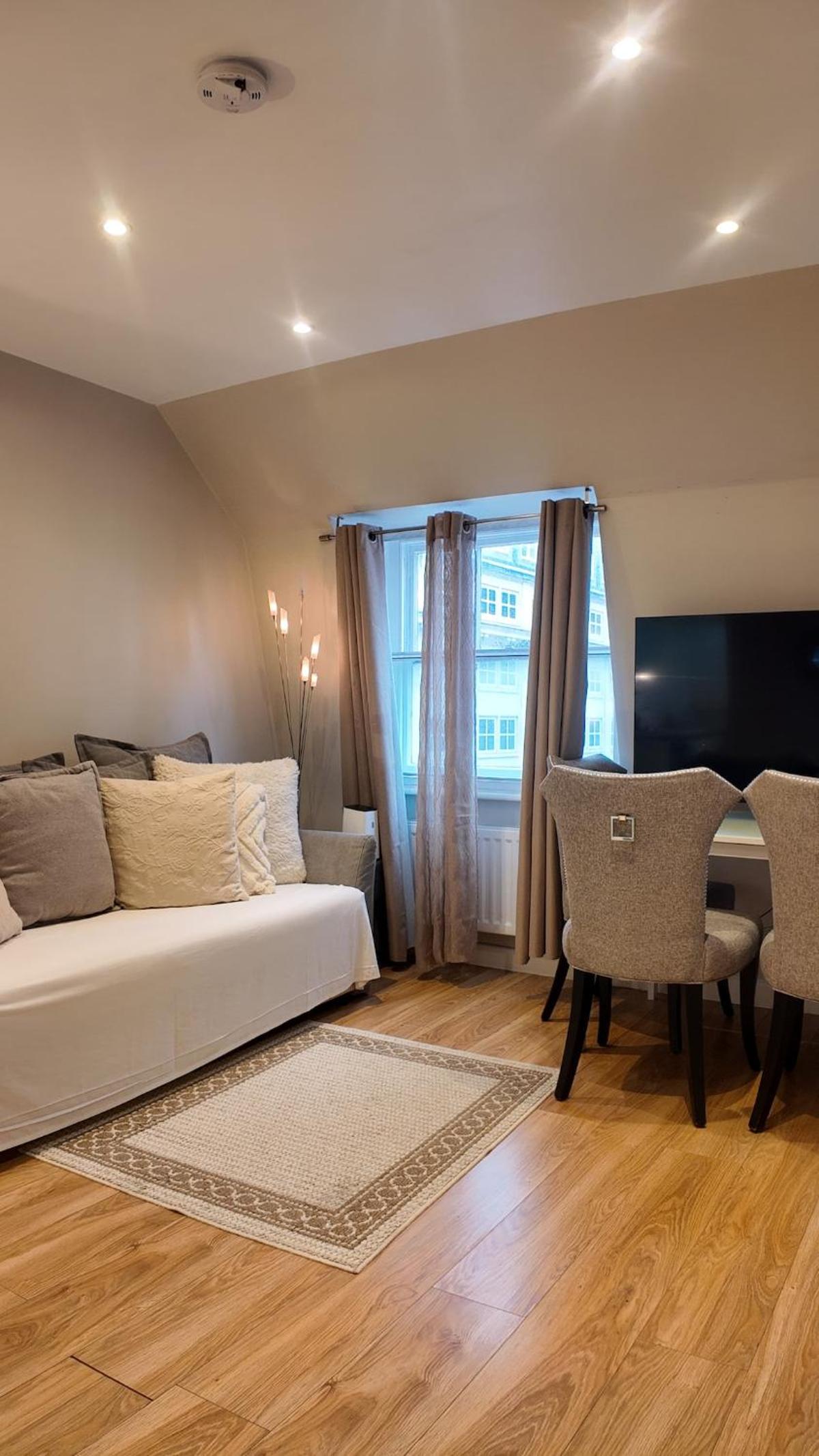 3 BHK Apt Haymarket Leicester Square Soho HY04