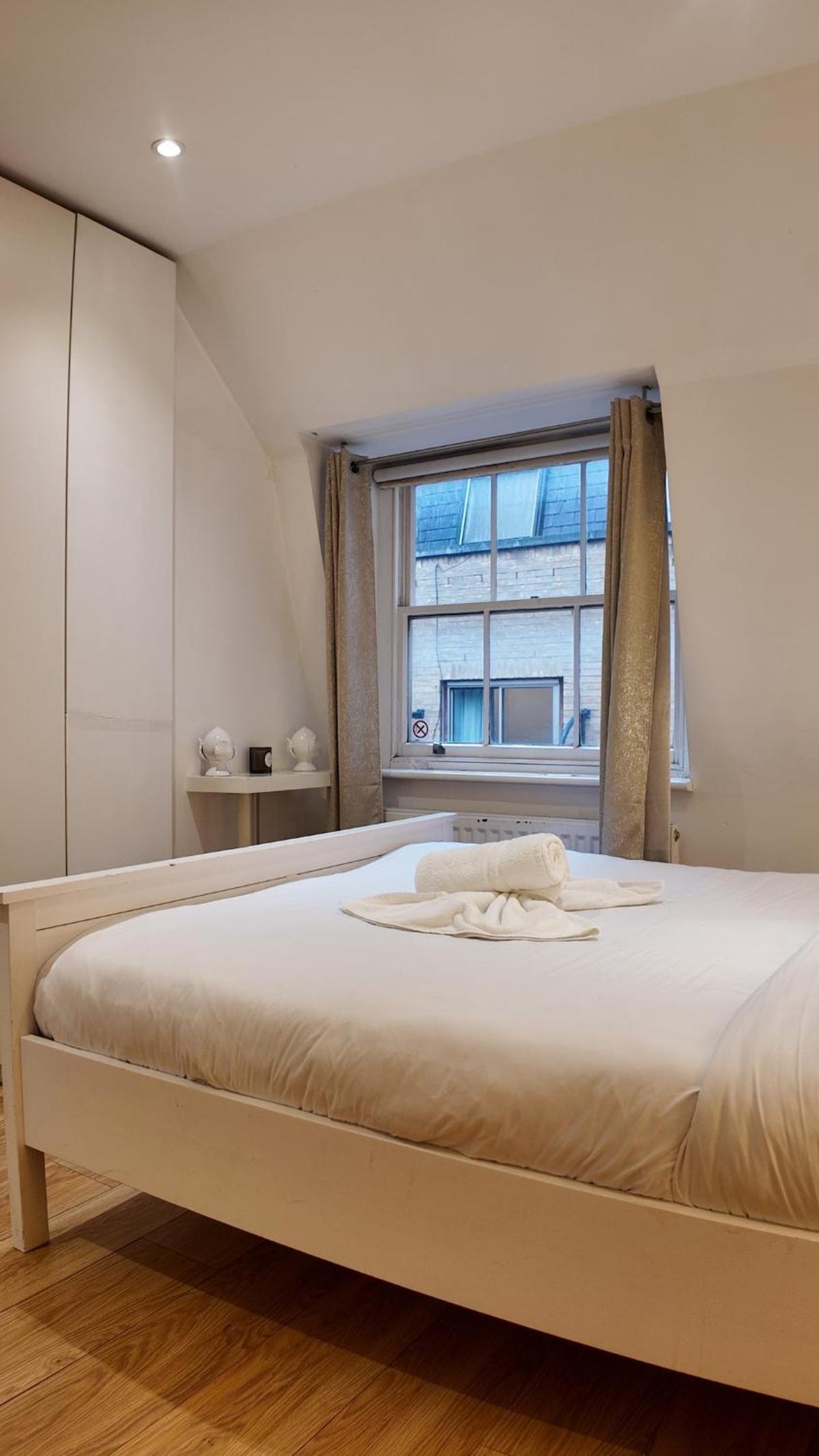 3 BHK Apt Haymarket Leicester Square Soho HY04