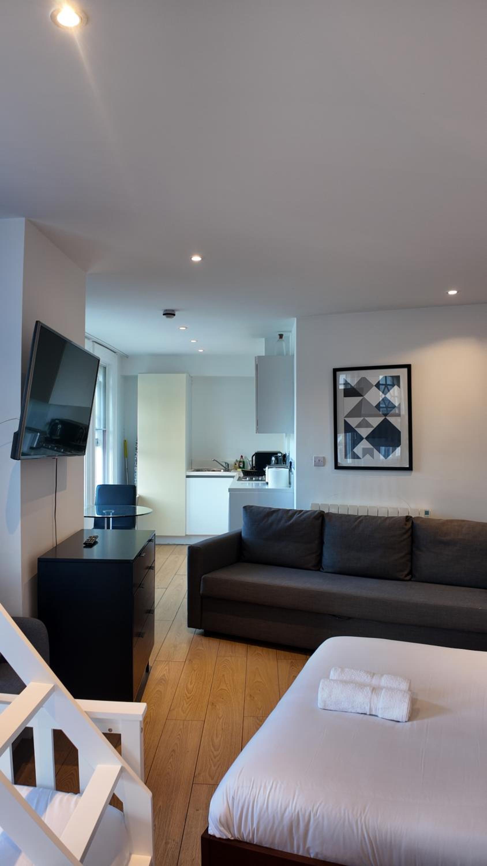 Leicester Soho Piccadilly For 7 VR15