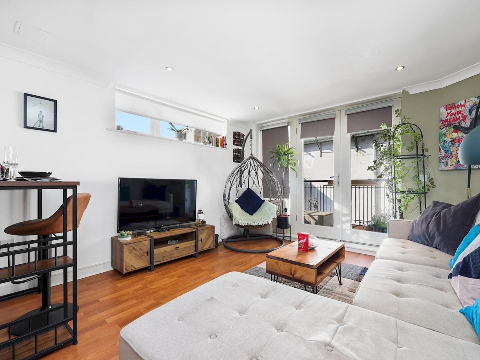 Stylish Balcony Apartment by London Fields - Pass the Keys