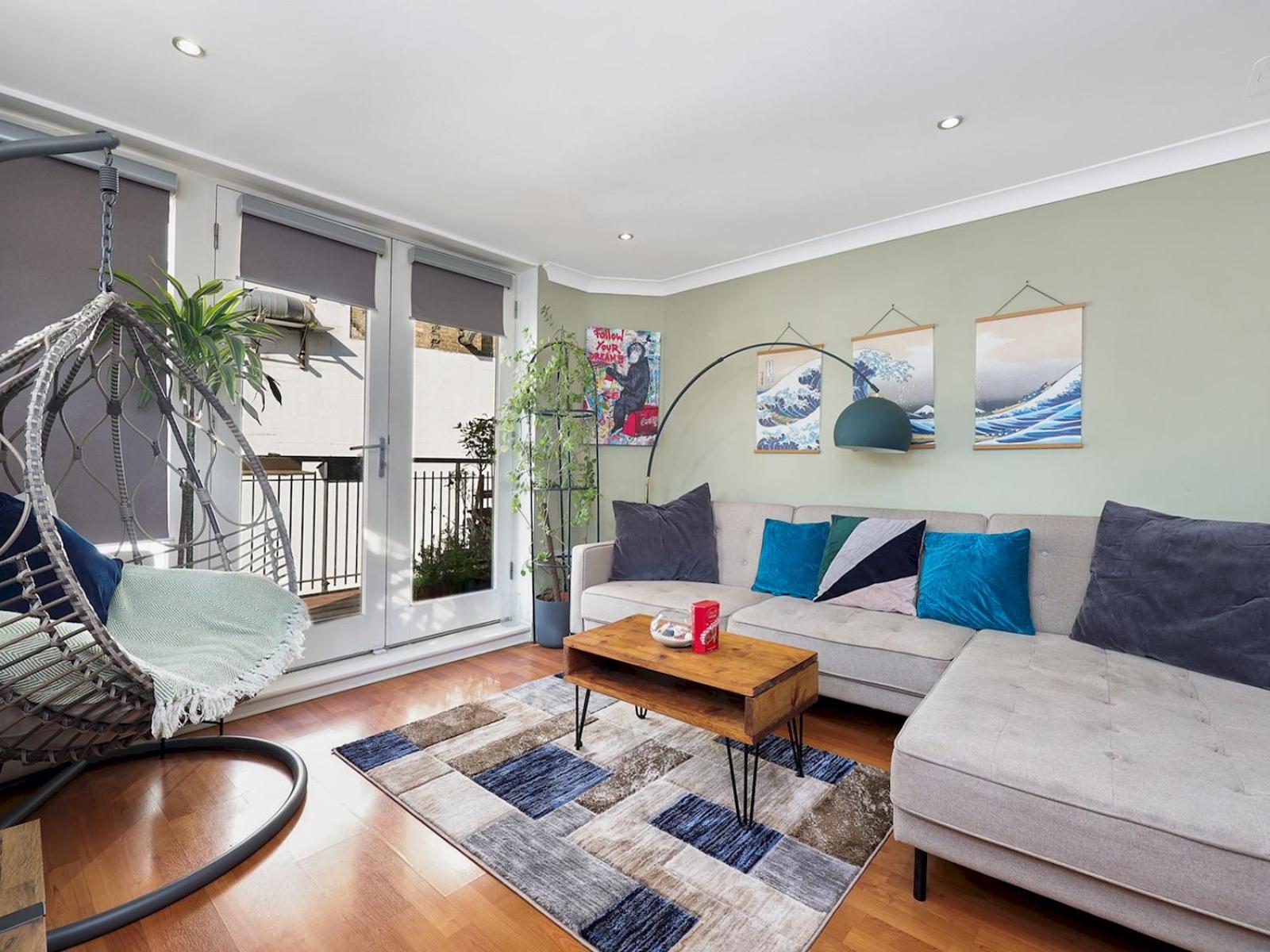 Stylish Balcony Apartment by London Fields - Pass the Keys