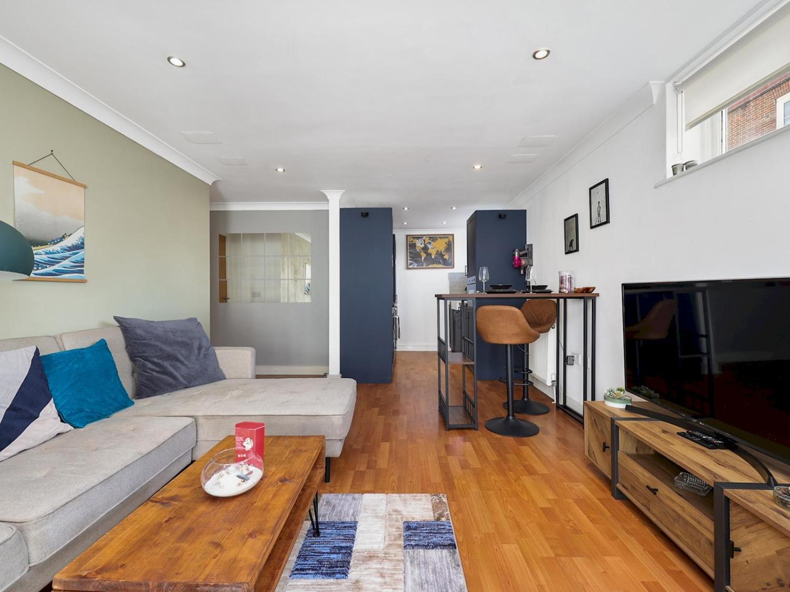 Stylish Balcony Apartment by London Fields - Pass the Keys