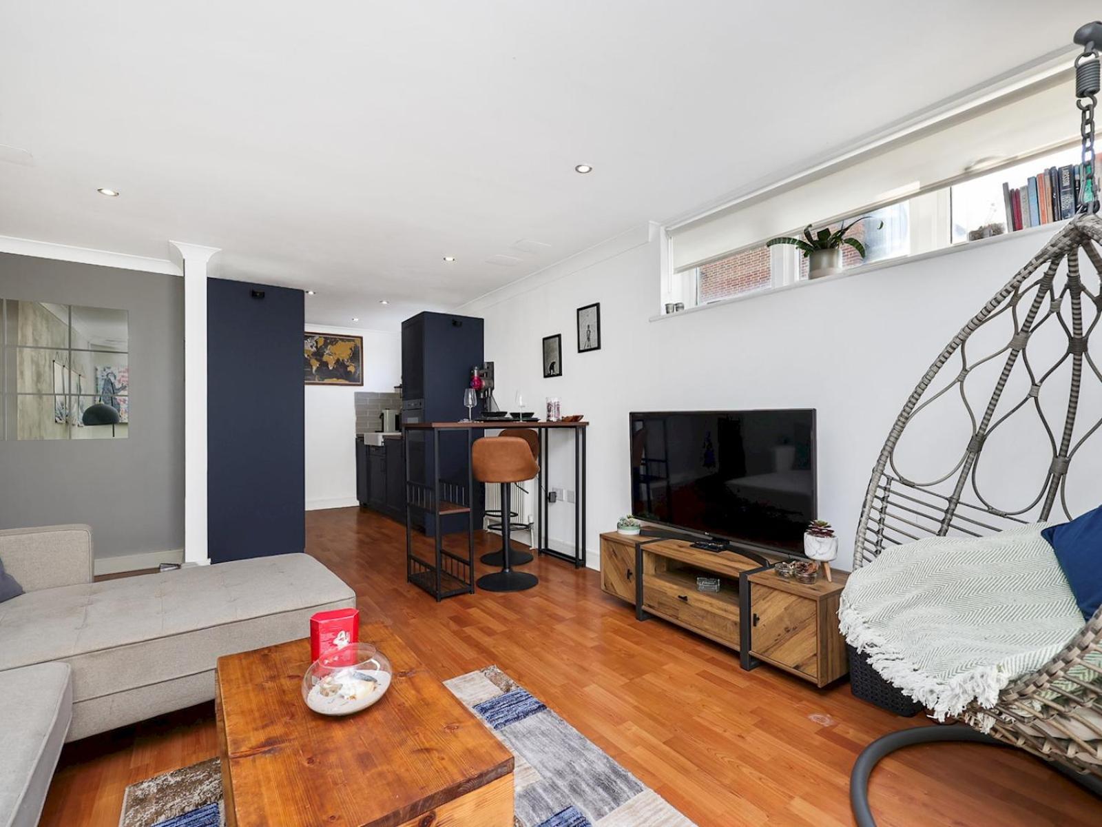 Stylish Balcony Apartment by London Fields - Pass the Keys