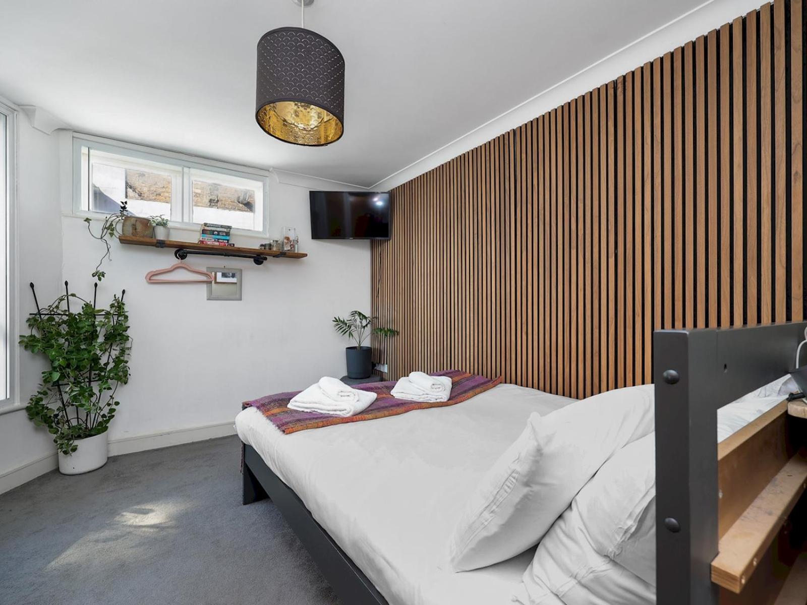 Stylish Balcony Apartment by London Fields - Pass the Keys