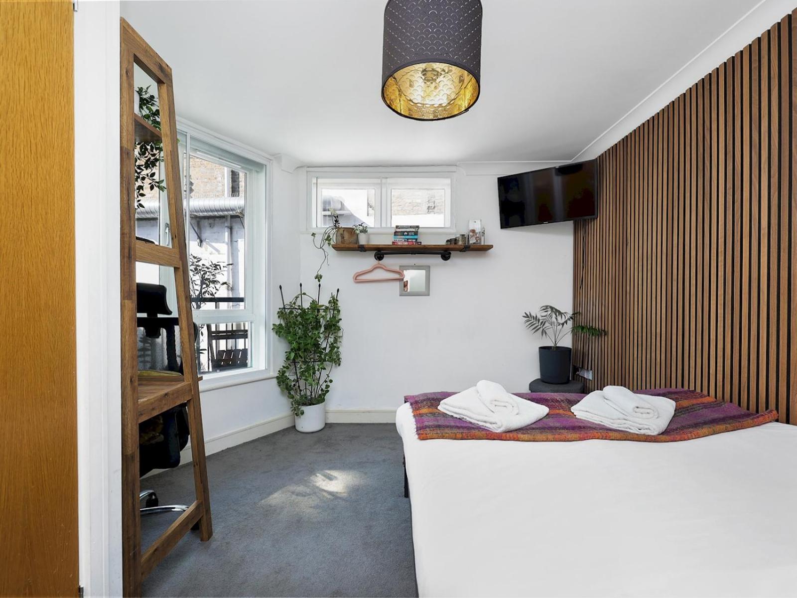 Stylish Balcony Apartment by London Fields - Pass the Keys