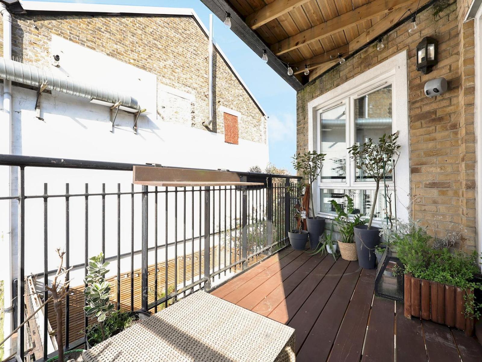 Stylish Balcony Apartment by London Fields - Pass the Keys