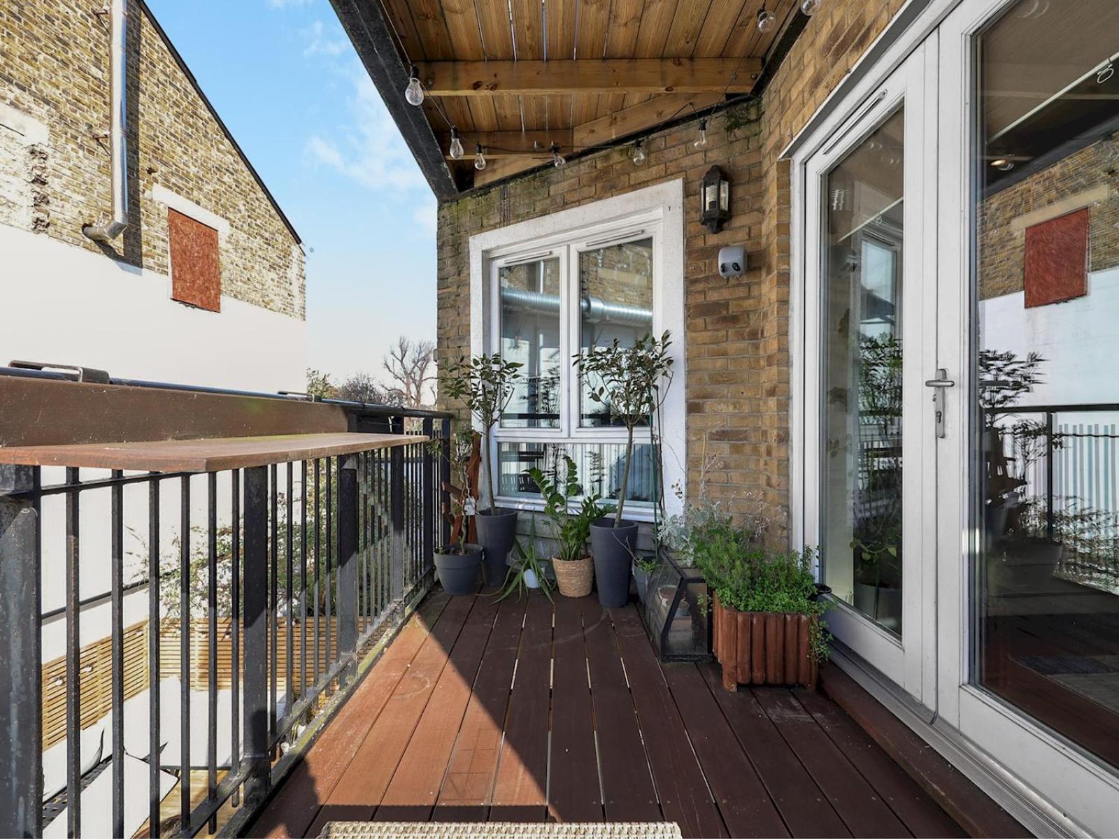 Stylish Balcony Apartment by London Fields - Pass the Keys