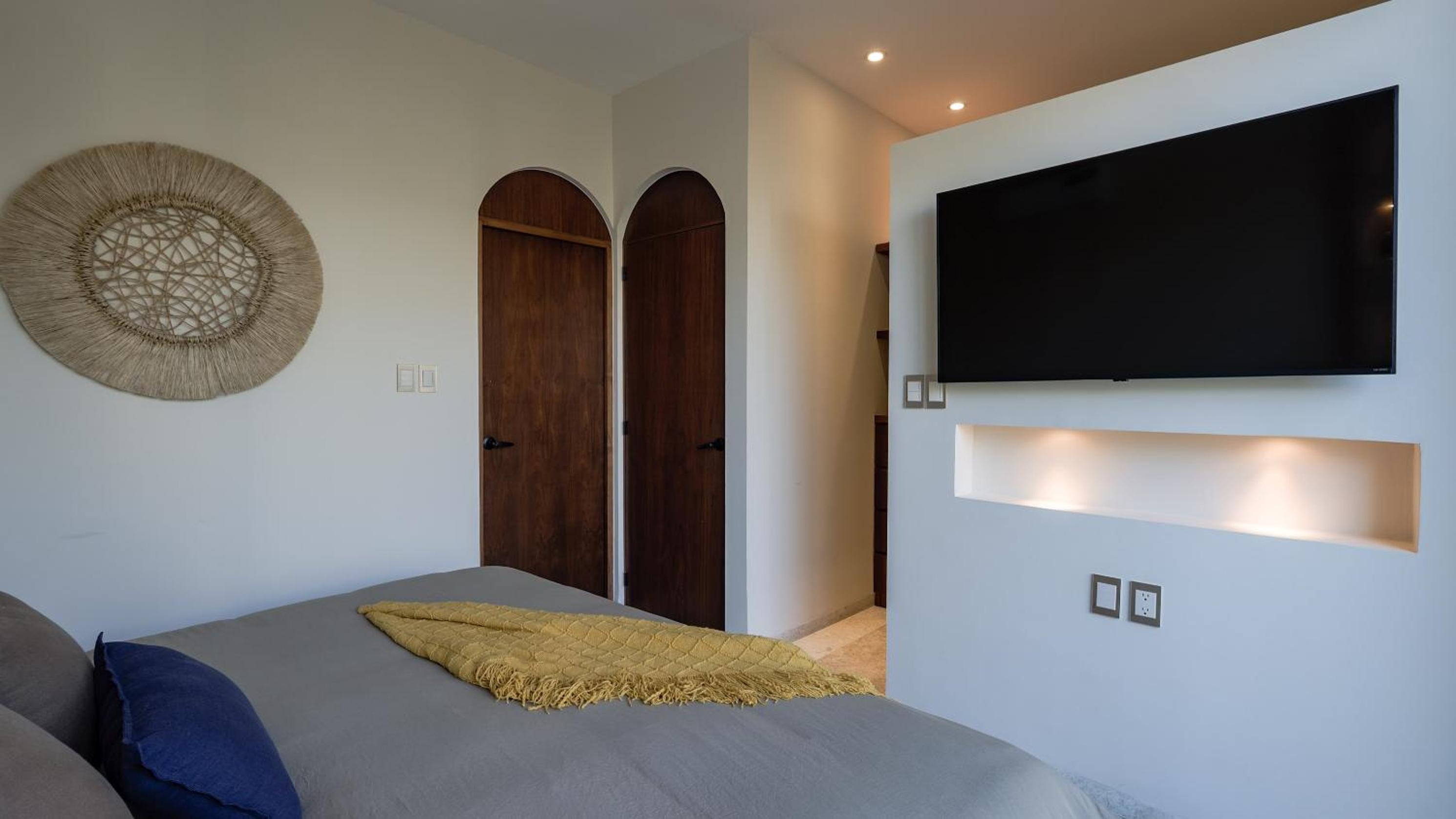 Divine House with private roof and pool only 1km from the Beach