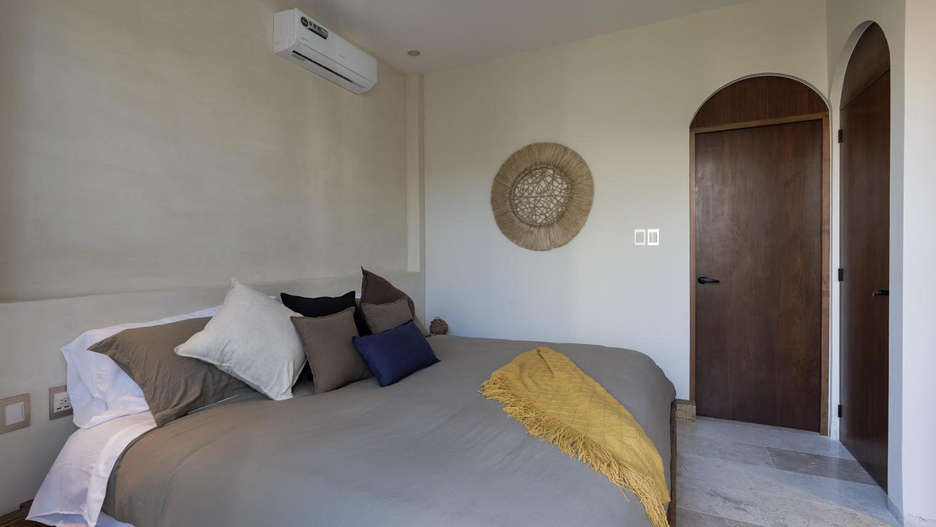 Divine House with private roof and pool only 1km from the Beach