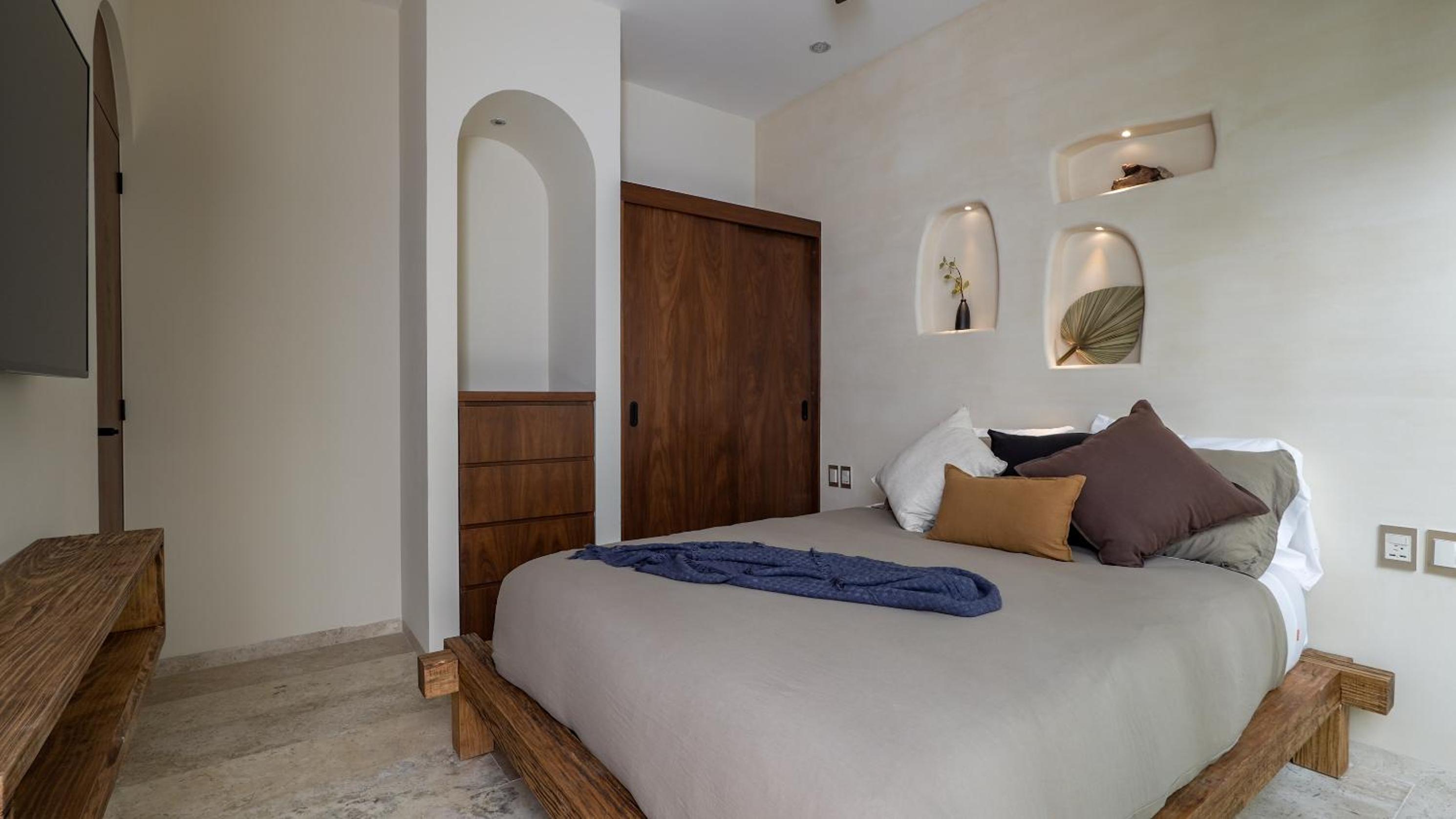 Divine House with private roof and pool only 1km from the Beach