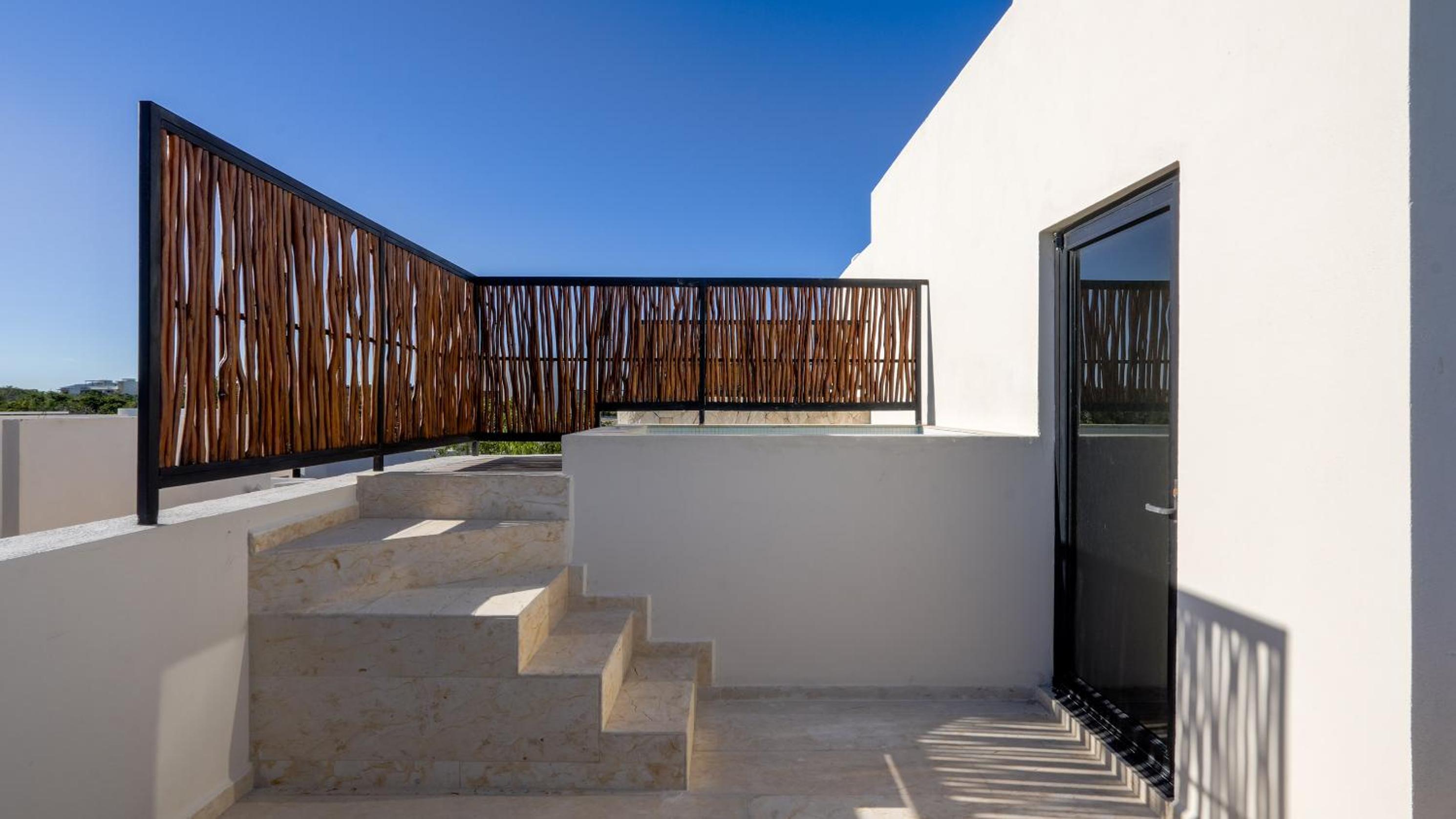 Divine House with private roof and pool only 1km from the Beach