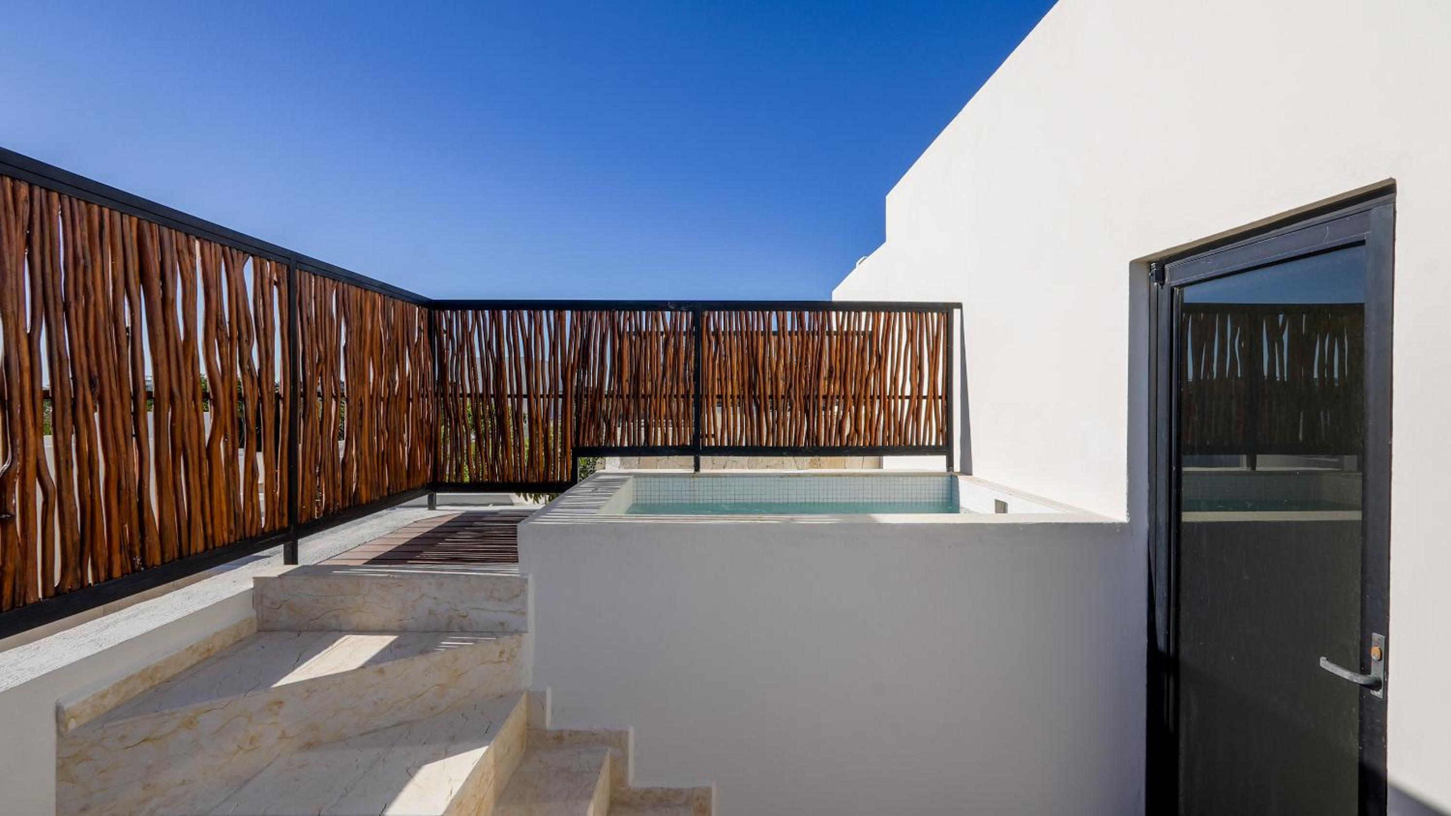 Divine House with private roof and pool only 1km from the Beach